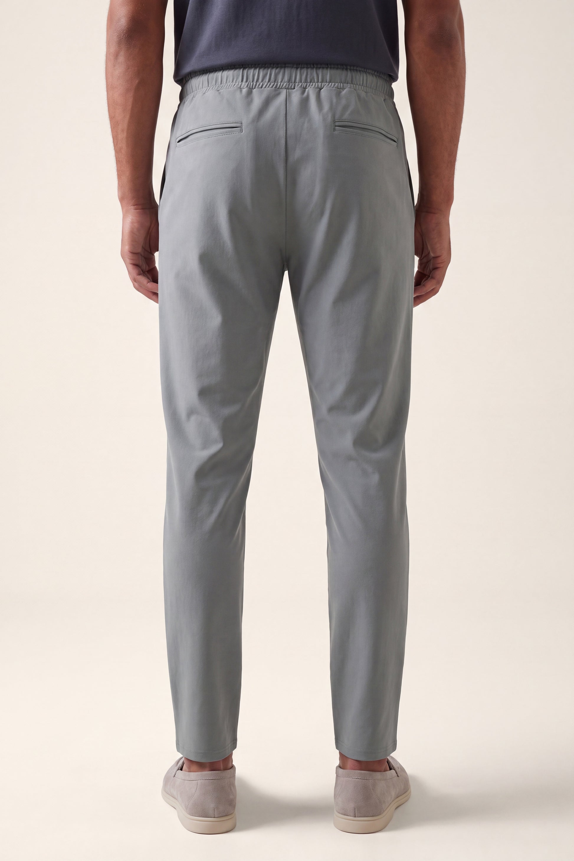 MAESON Tech Stretch Pants Storm Grey — model, achteraanzicht