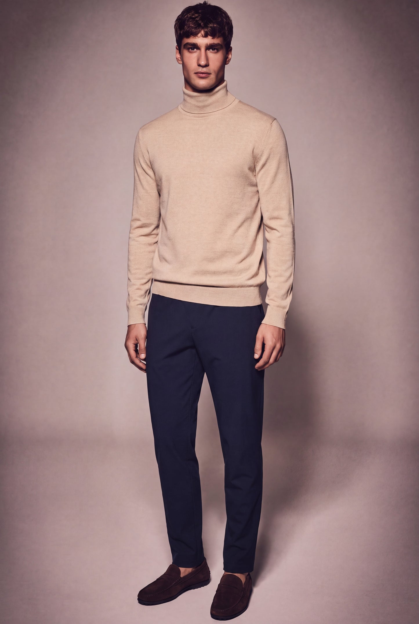 MAESON The Belfort Turtleneck Desert Sand — model, foto 1