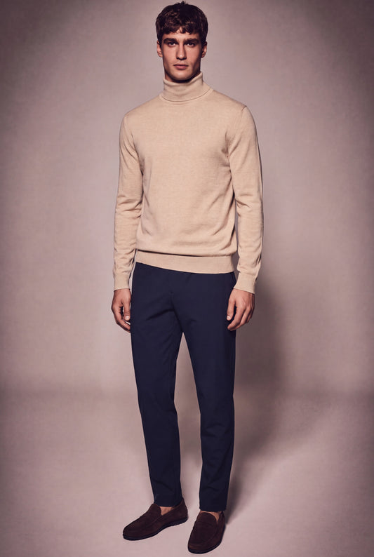 MAESON The Belfort Turtleneck Desert Sand — model, foto 1