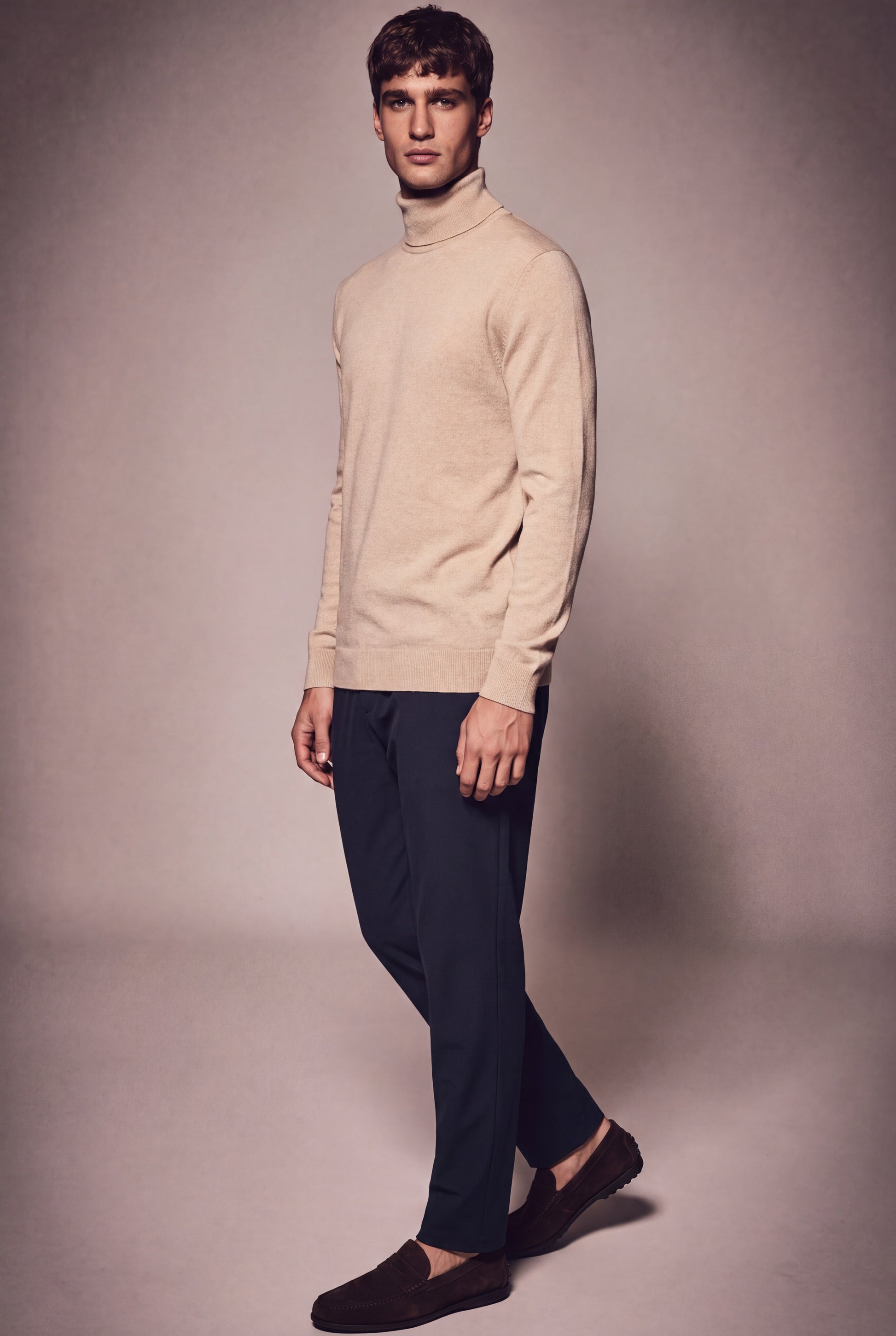 MAESON The Belfort Turtleneck Desert Sand — model, foto 2