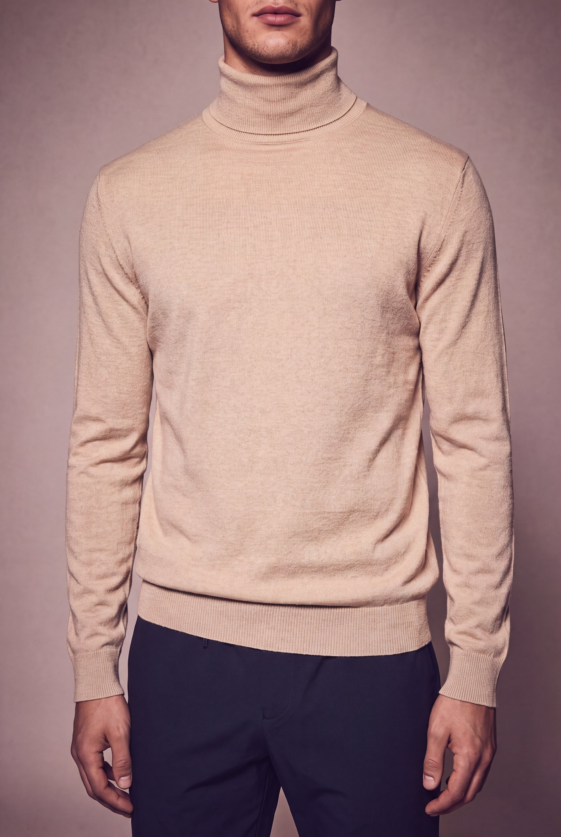 MAESON The Belfort Turtleneck Desert Sand — model, foto 3