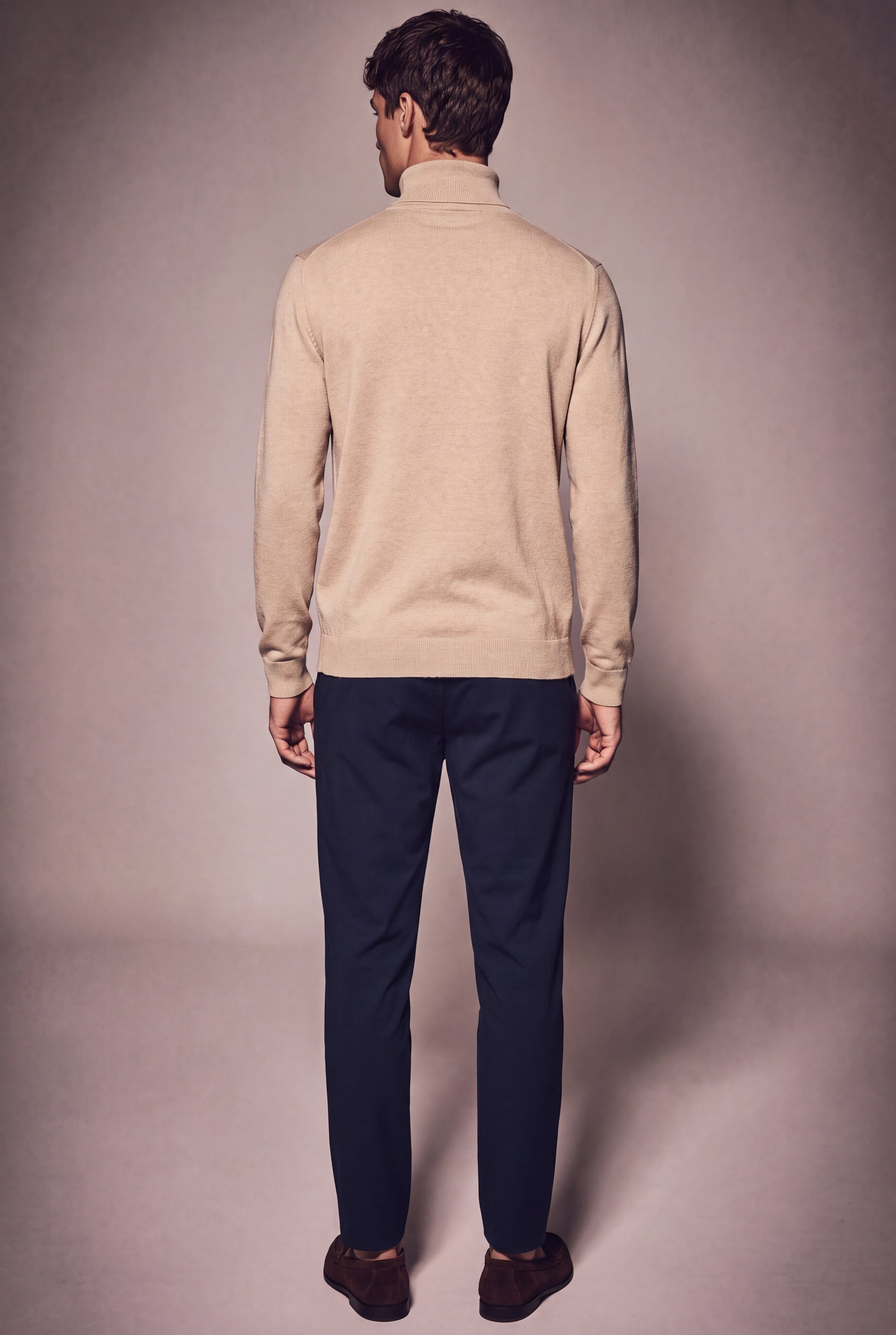 MAESON The Belfort Turtleneck Desert Sand — model, foto 4