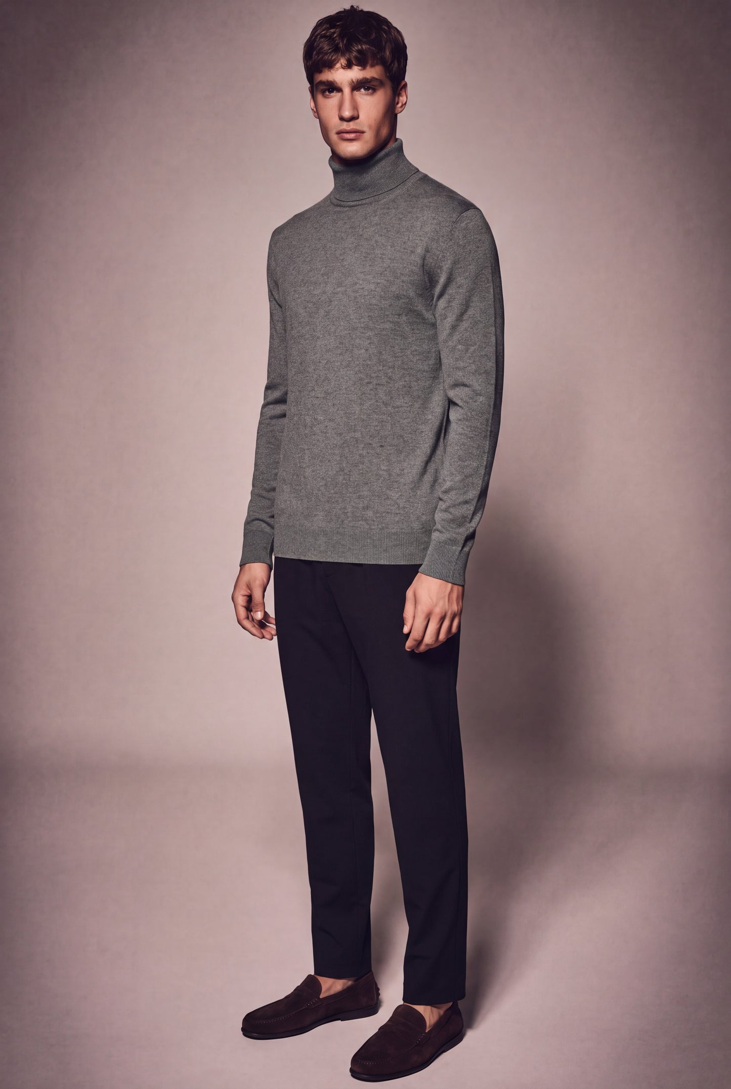 MAESON The Belfort Turtleneck Dove Grey — model, foto 1