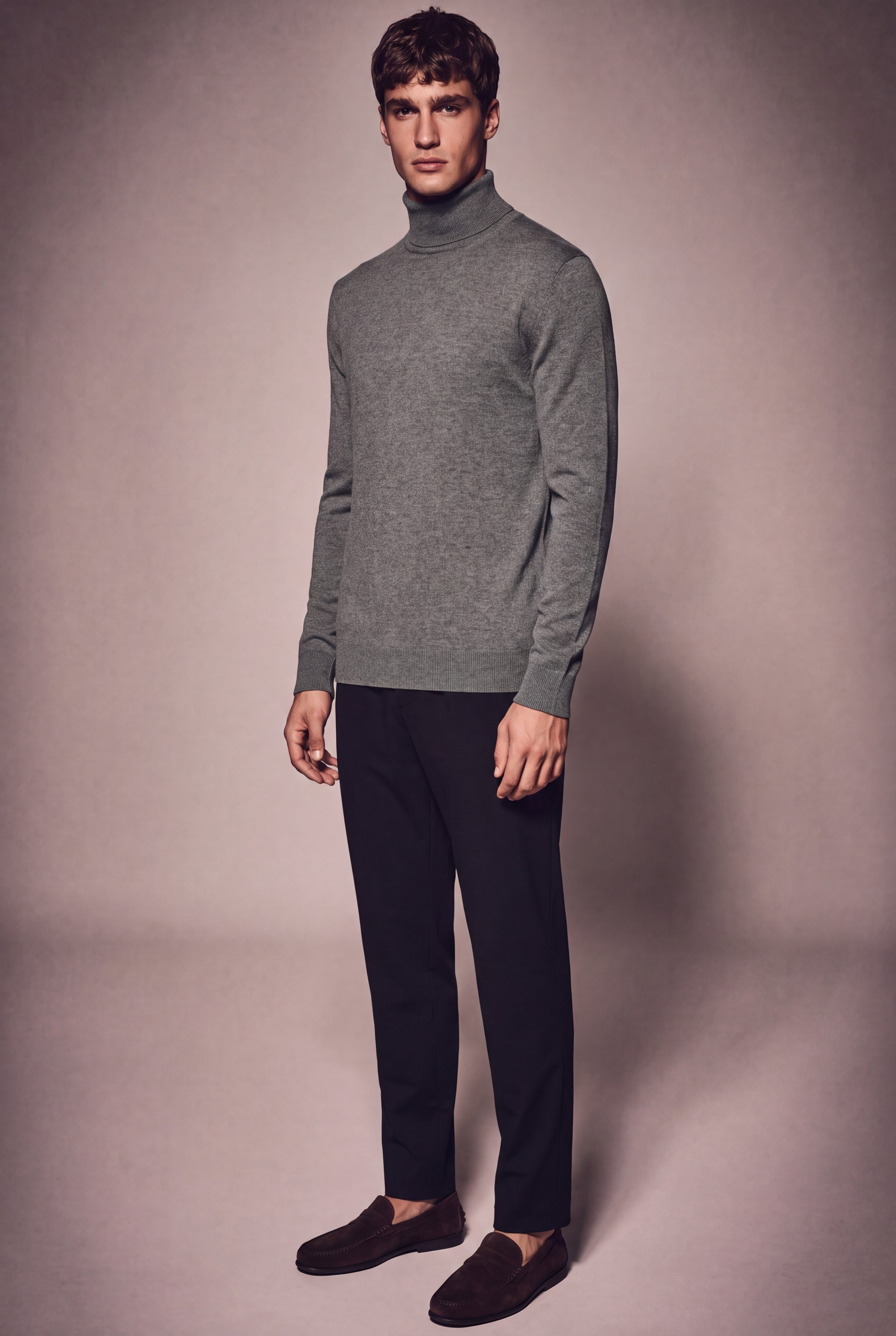 MAESON The Belfort Turtleneck Dove Grey — model, foto 1