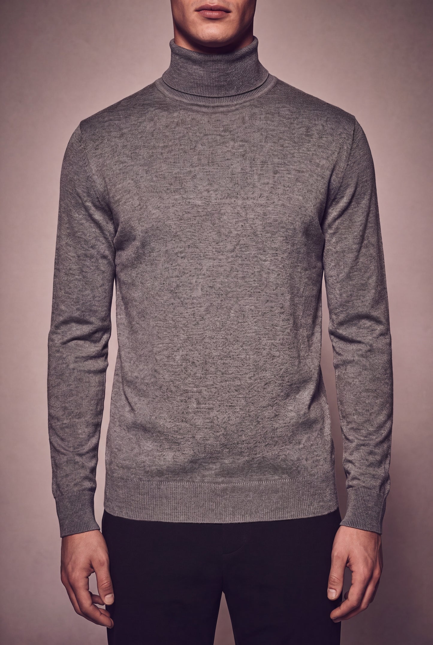 MAESON The Belfort Turtleneck Dove Grey — model, foto 3