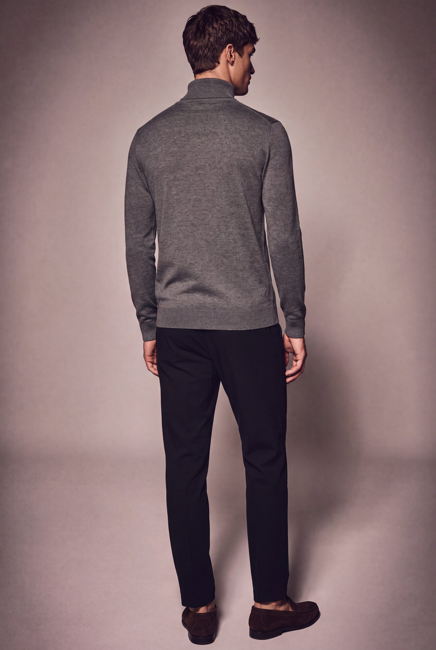 MAESON The Belfort Turtleneck Dove Grey — model, foto 4