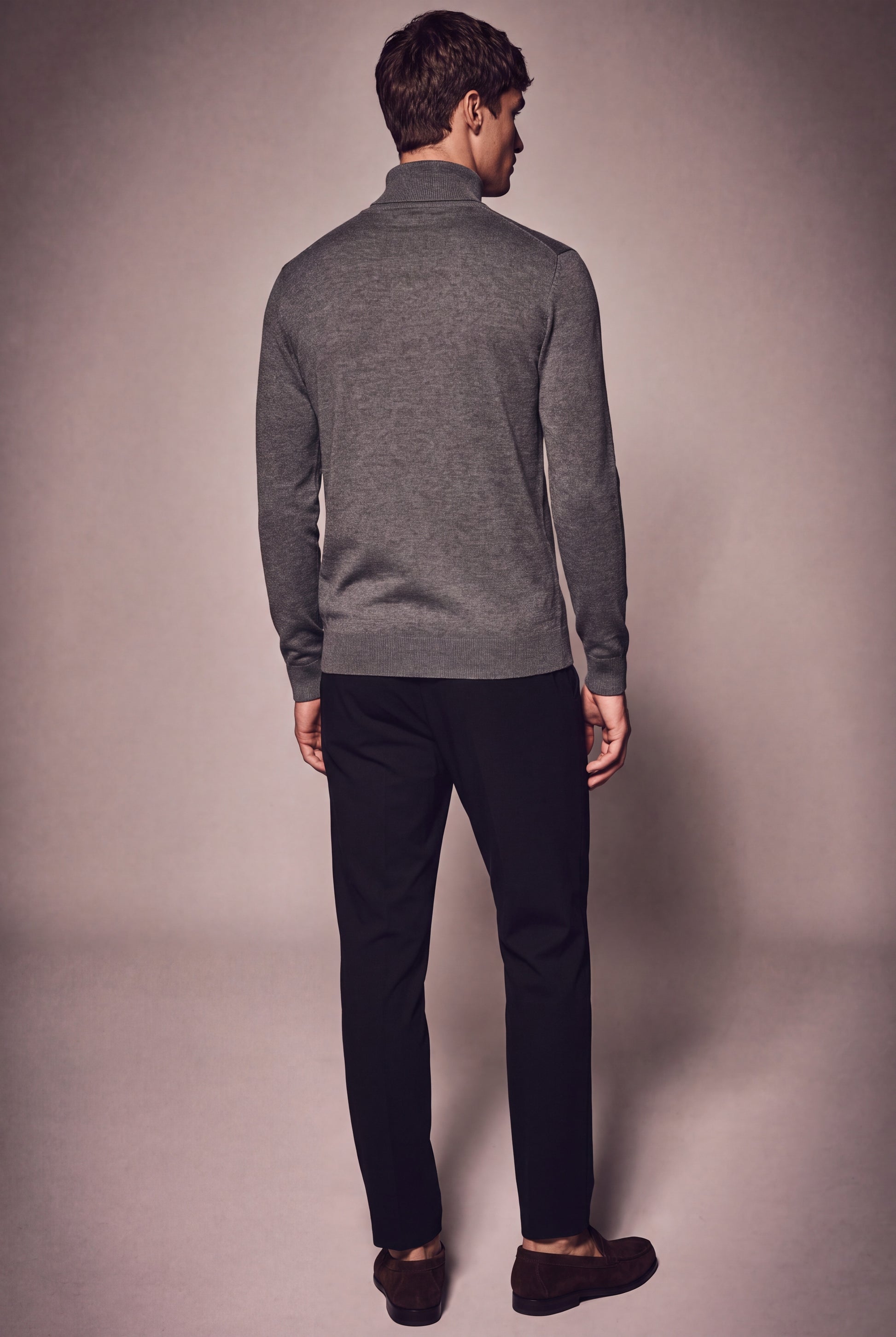 MAESON The Belfort Turtleneck Dove Grey — model, foto 4