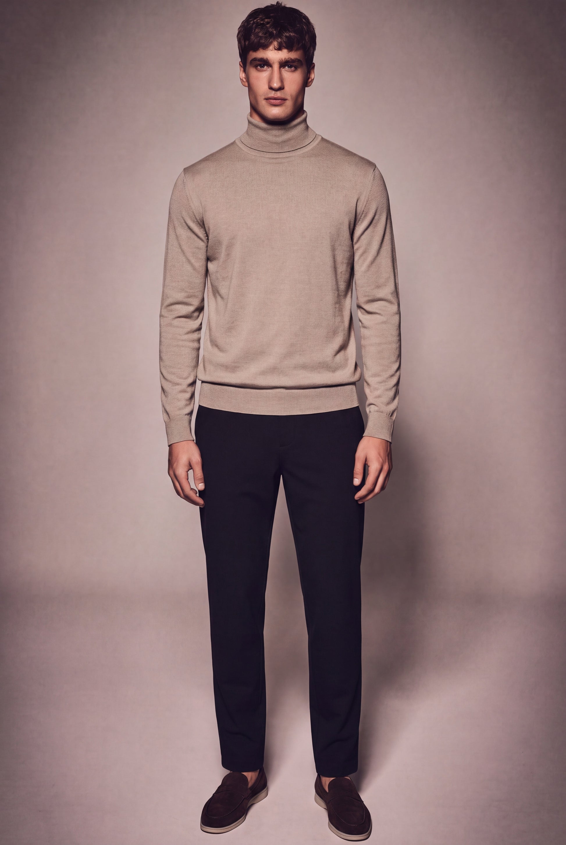MAESON The Belfort Turtleneck Dune Taupe — model, foto 1