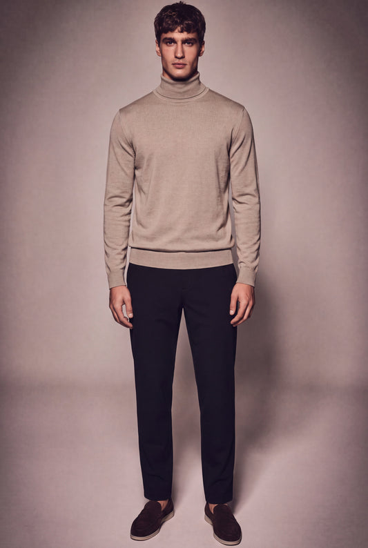 MAESON The Belfort Turtleneck Dune Taupe — model, foto 1