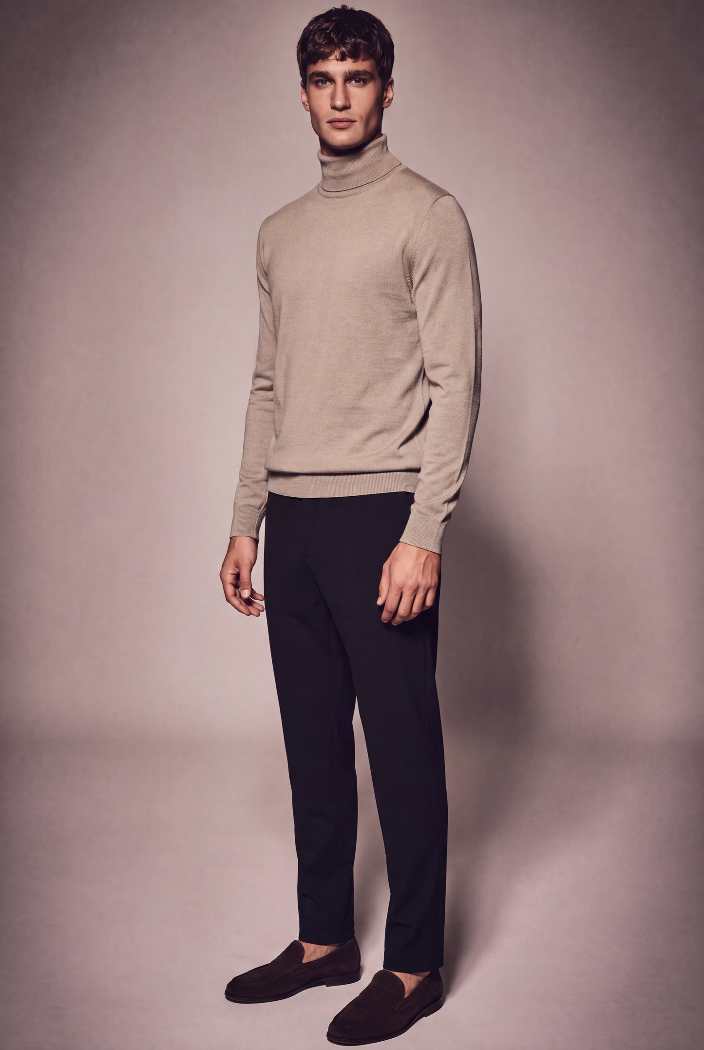 MAESON The Belfort Turtleneck Dune Taupe — model, foto 2