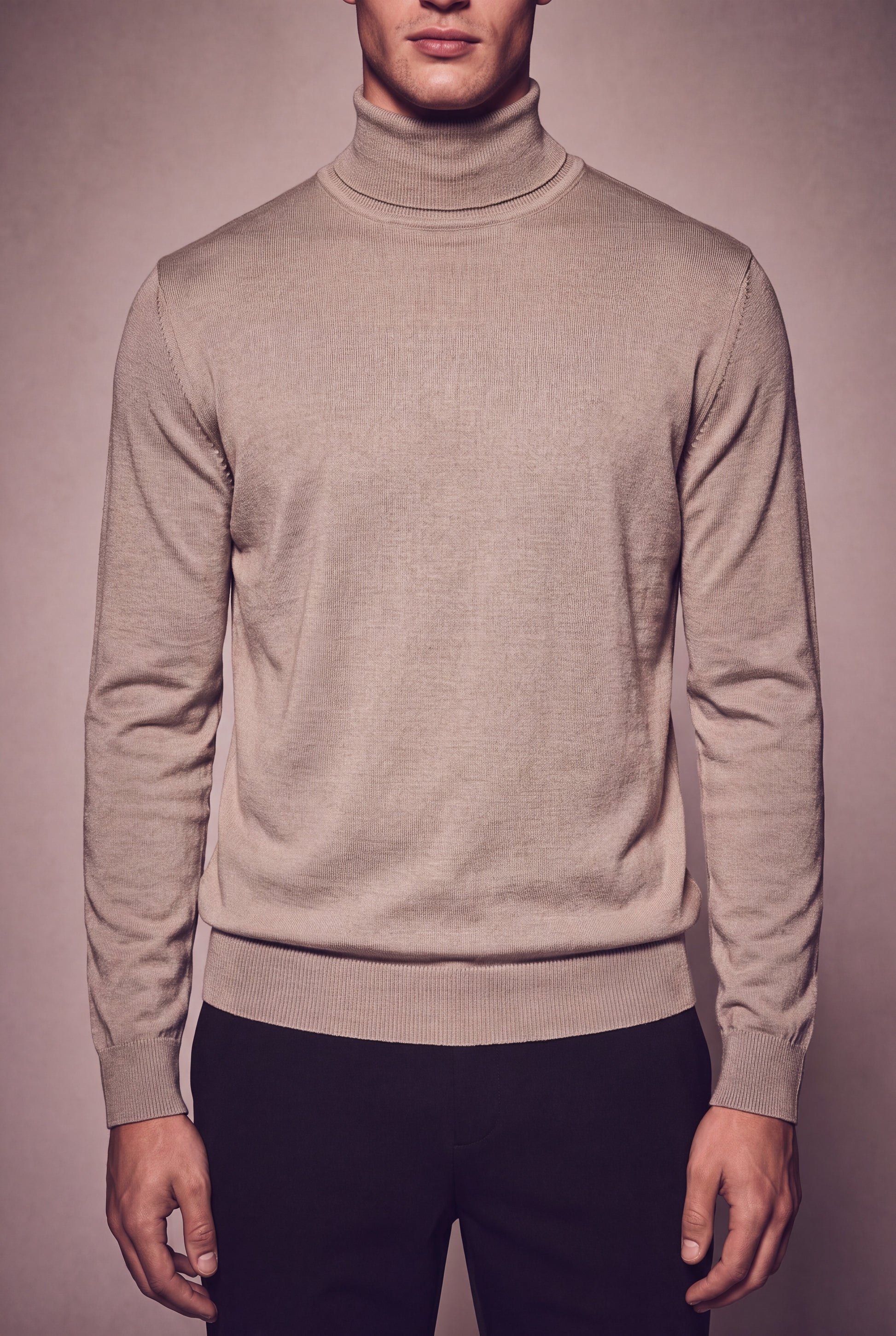 MAESON The Belfort Turtleneck Dune Taupe — model, foto 3