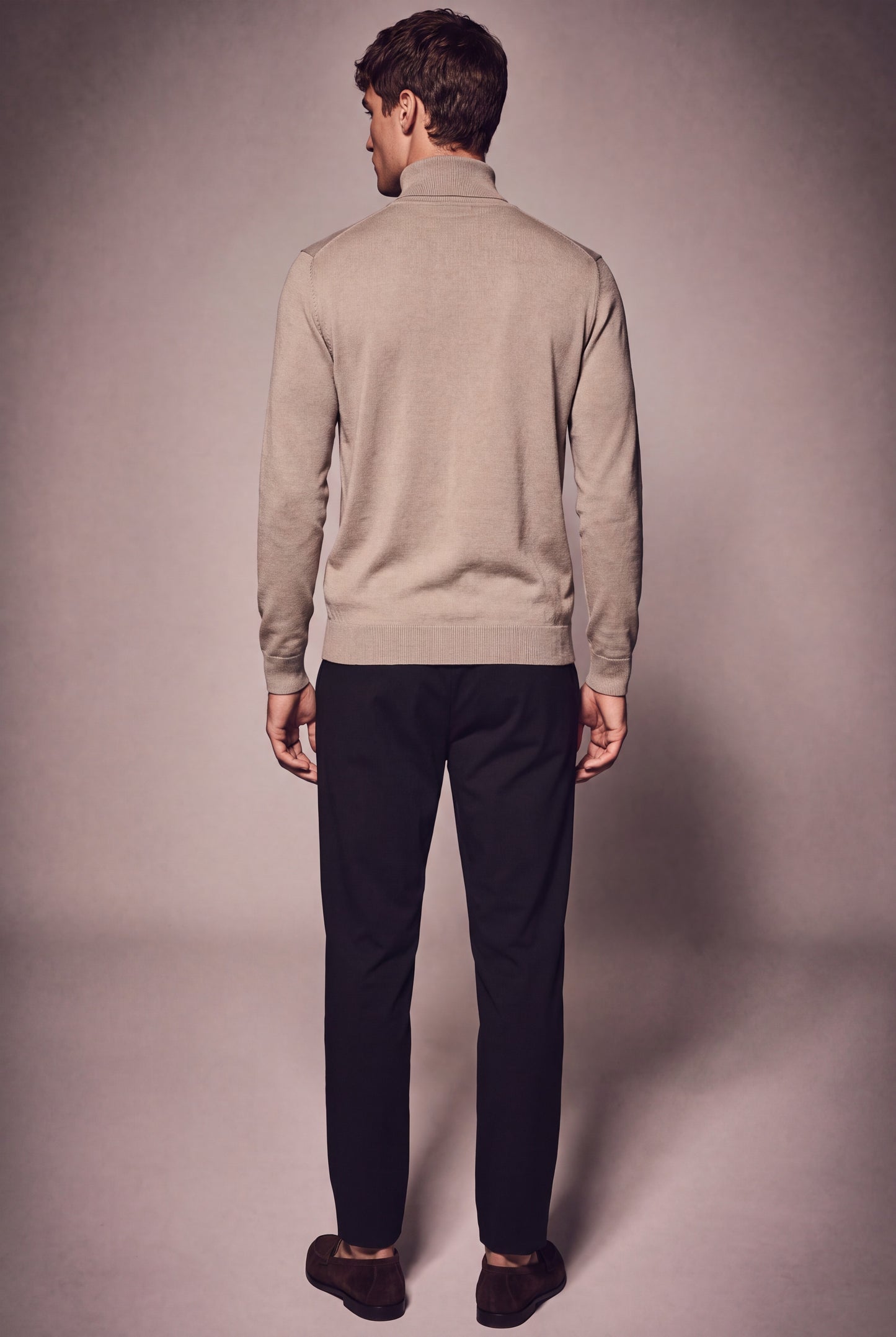 MAESON The Belfort Turtleneck Dune Taupe — model, foto 4