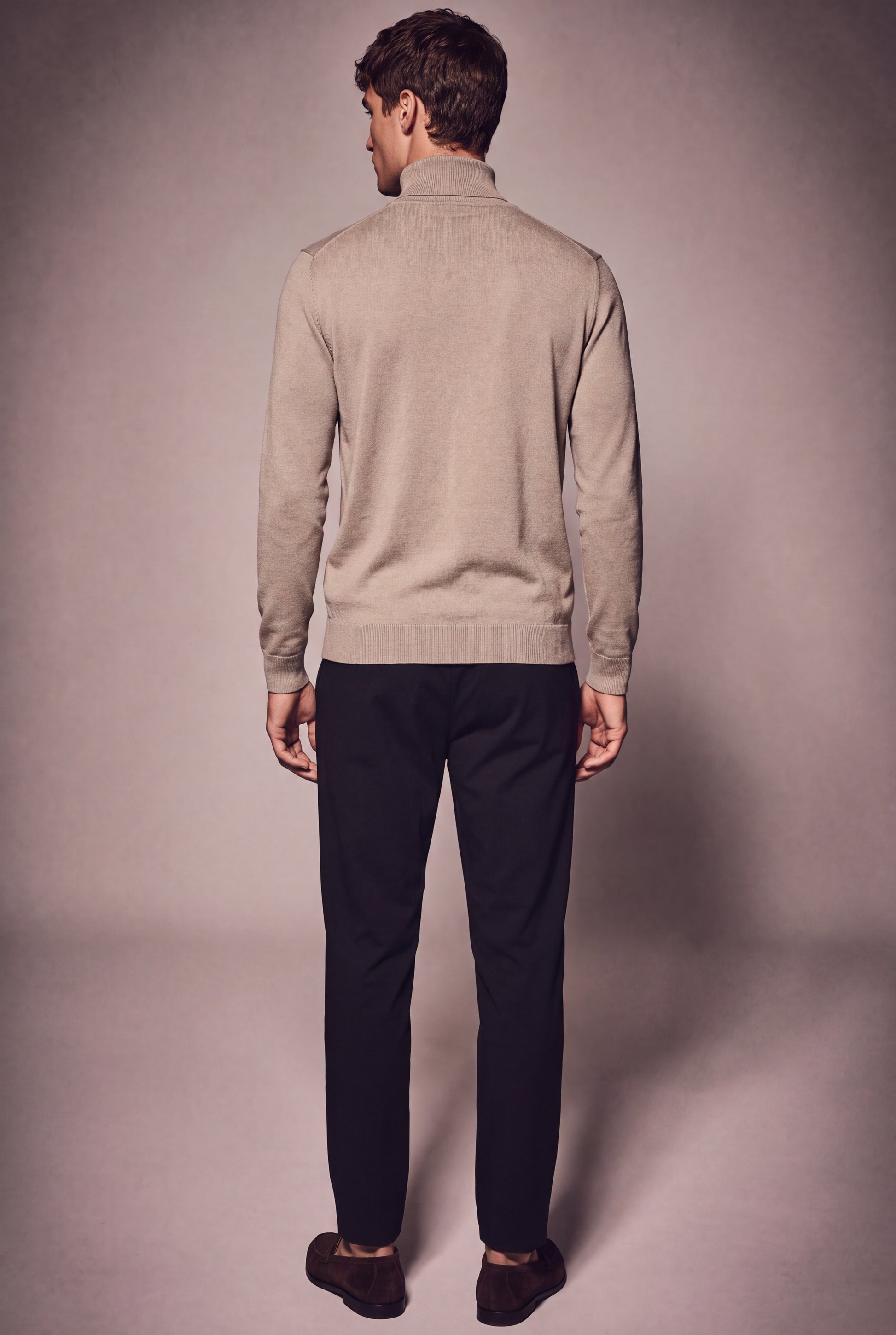 MAESON The Belfort Turtleneck Dune Taupe — model, foto 4