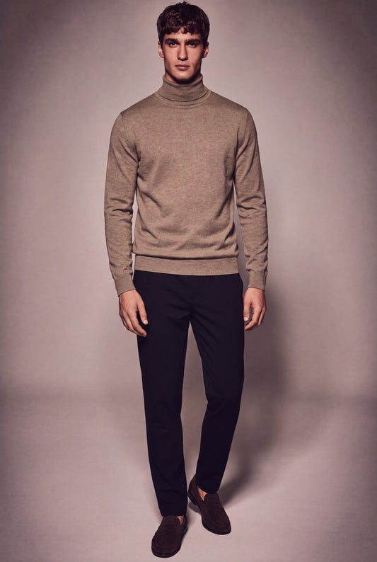 MAESON The Belfort Turtleneck Espresso Luxe — model, foto 1