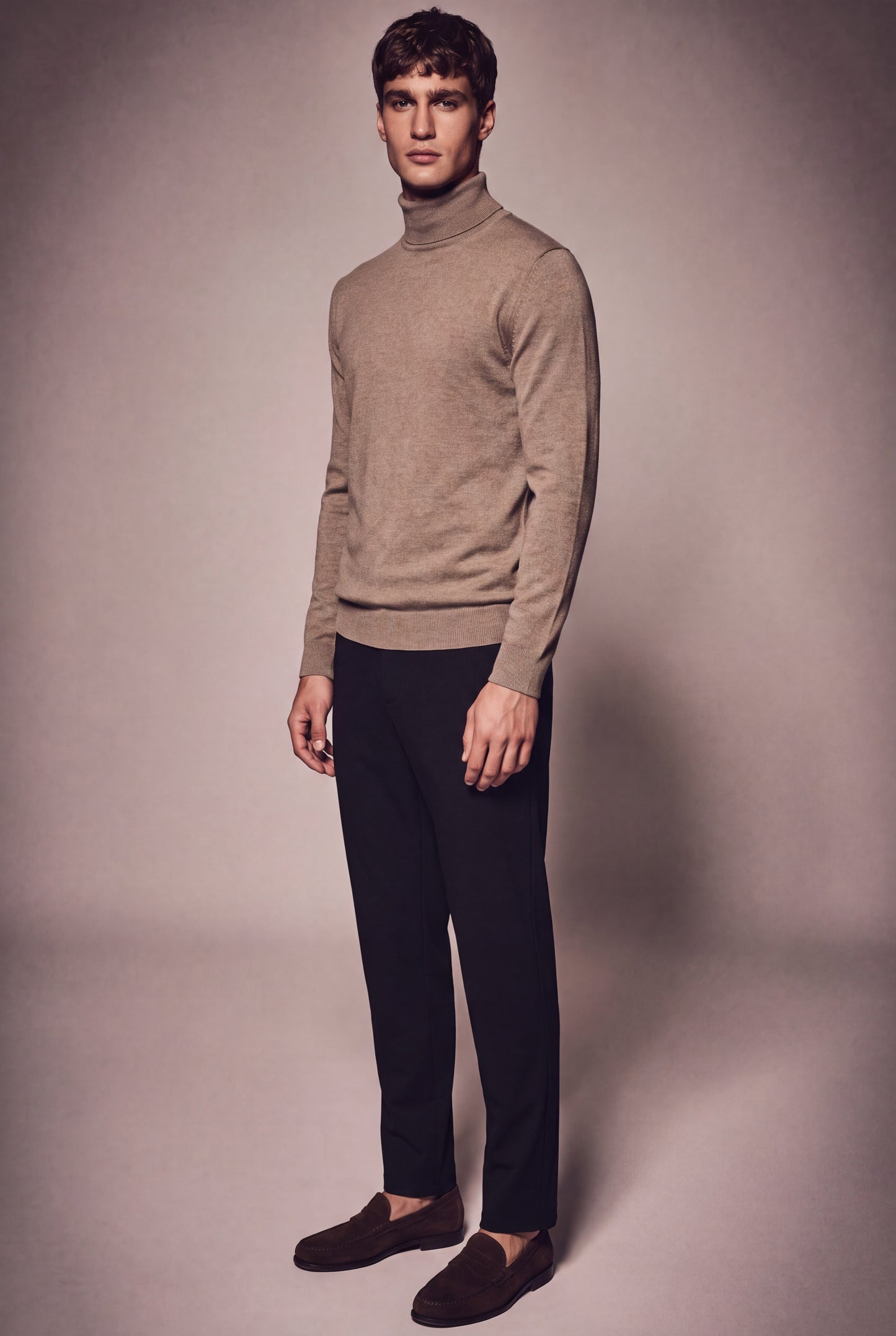 MAESON The Belfort Turtleneck Espresso Luxe — model, foto 2