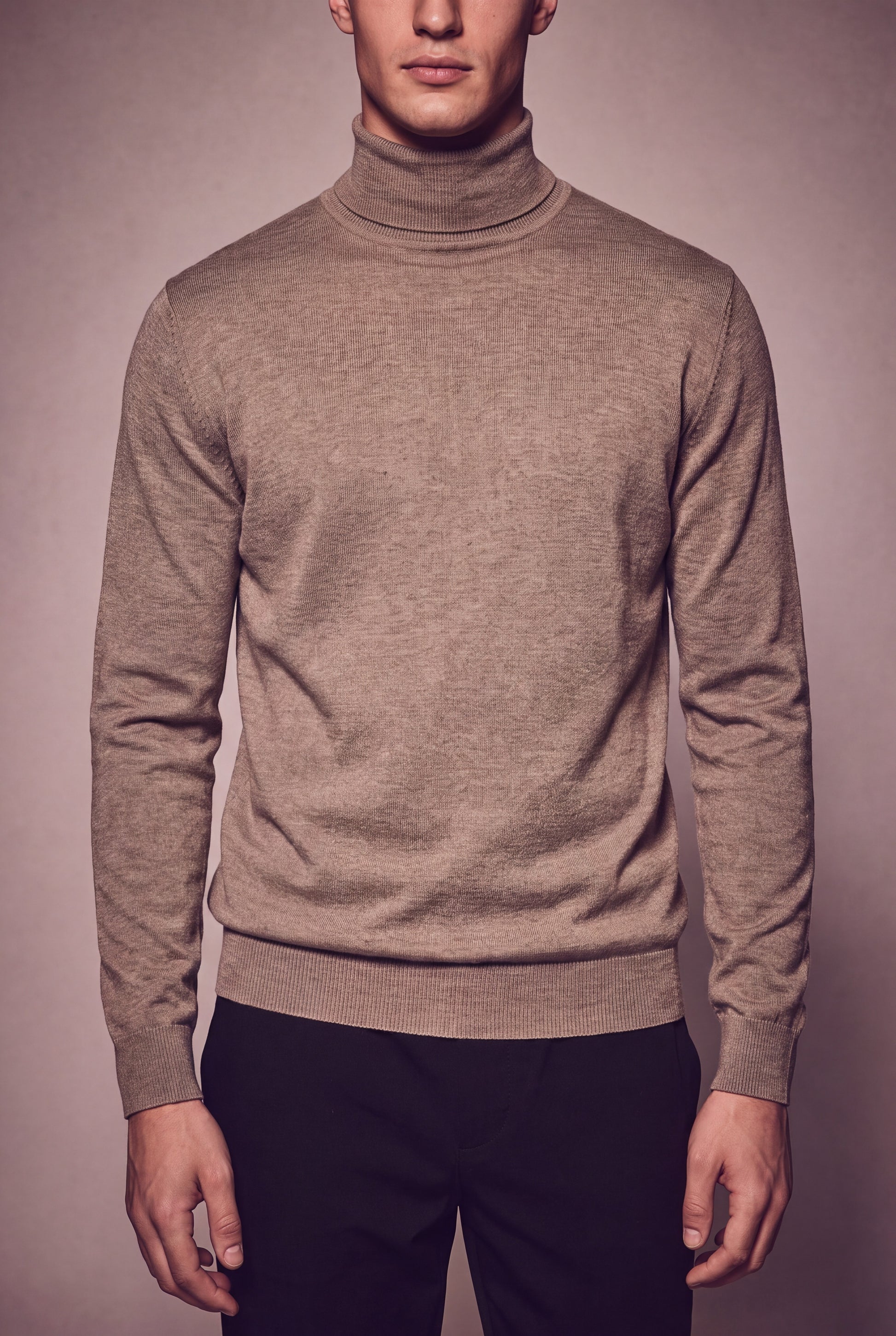 MAESON The Belfort Turtleneck Espresso Luxe — model, foto 3