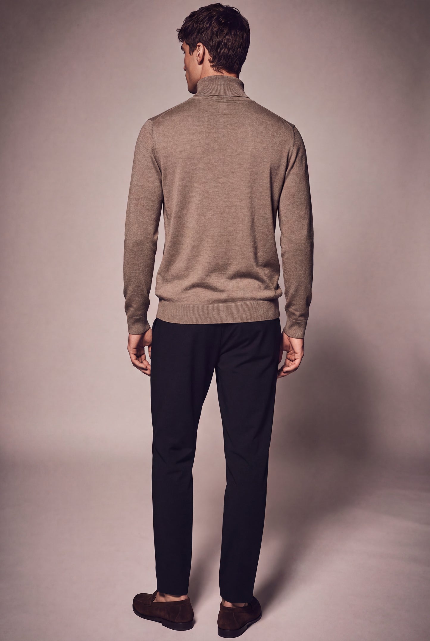 MAESON The Belfort Turtleneck Espresso Luxe — model, foto 4
