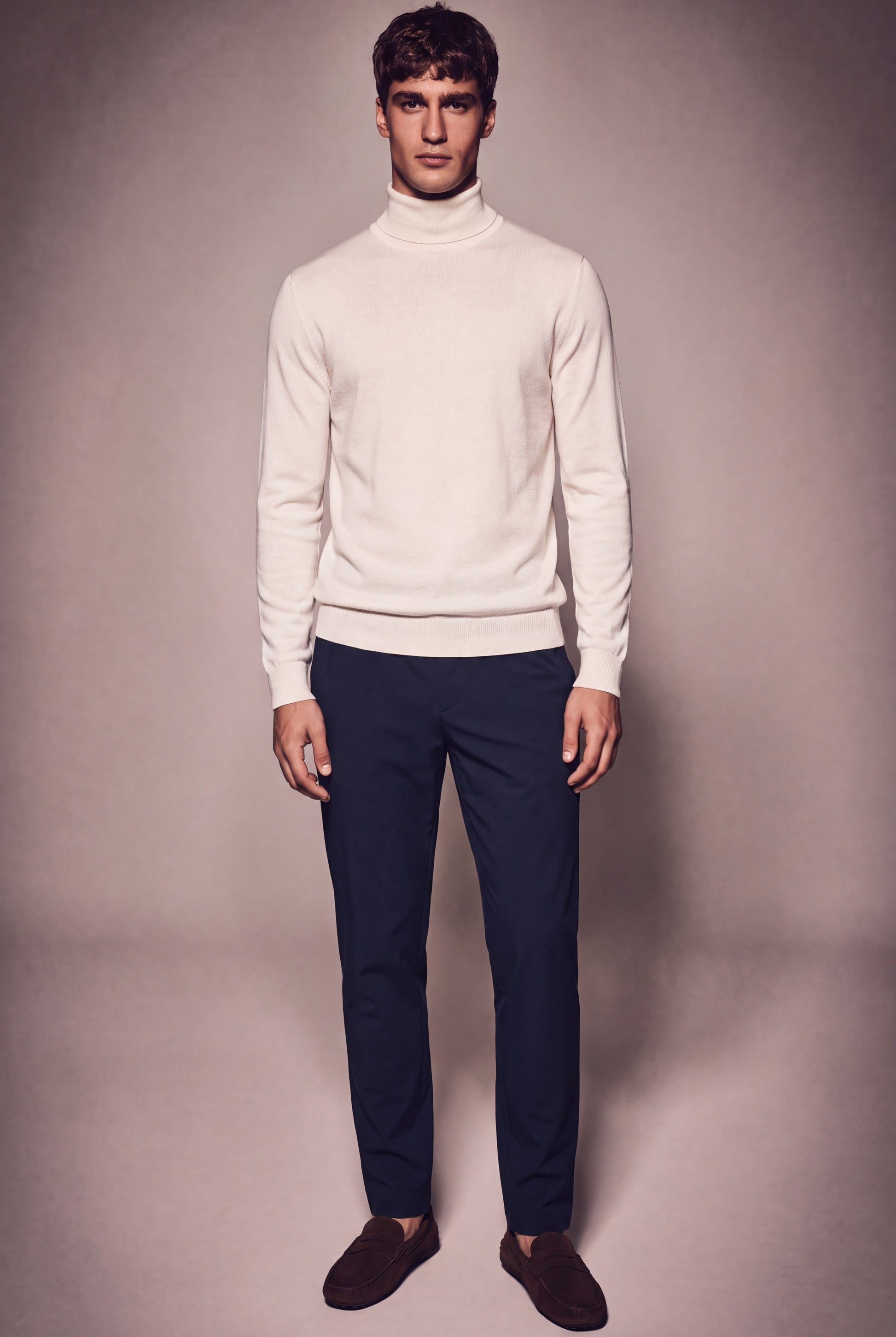 MAESON The Belfort Turtleneck Ivory Off-White — model, foto 1