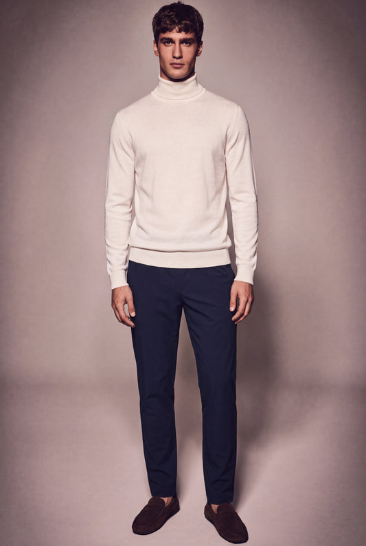 MAESON The Belfort Turtleneck Ivory Off-White — model, foto 1