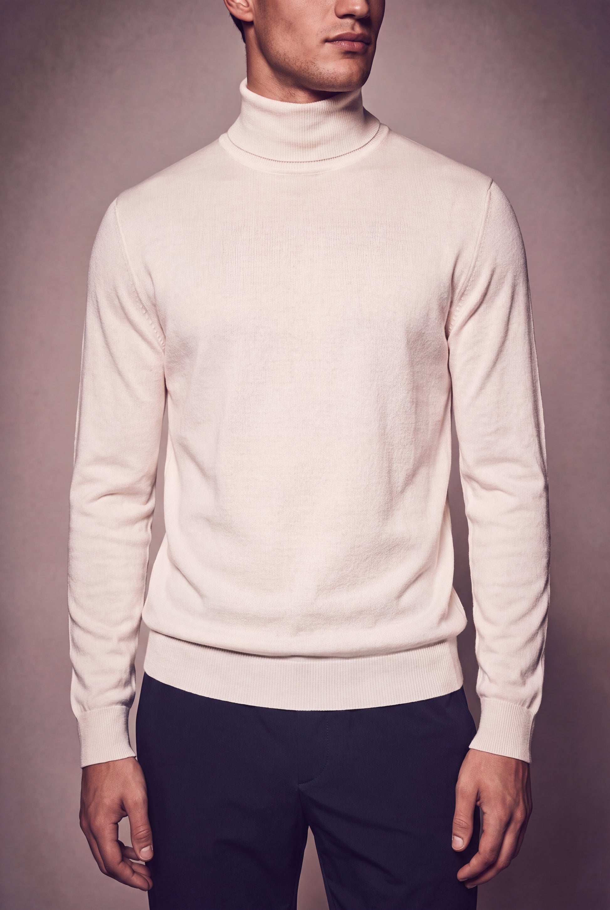 MAESON The Belfort Turtleneck Ivory Off-White — model, foto 3