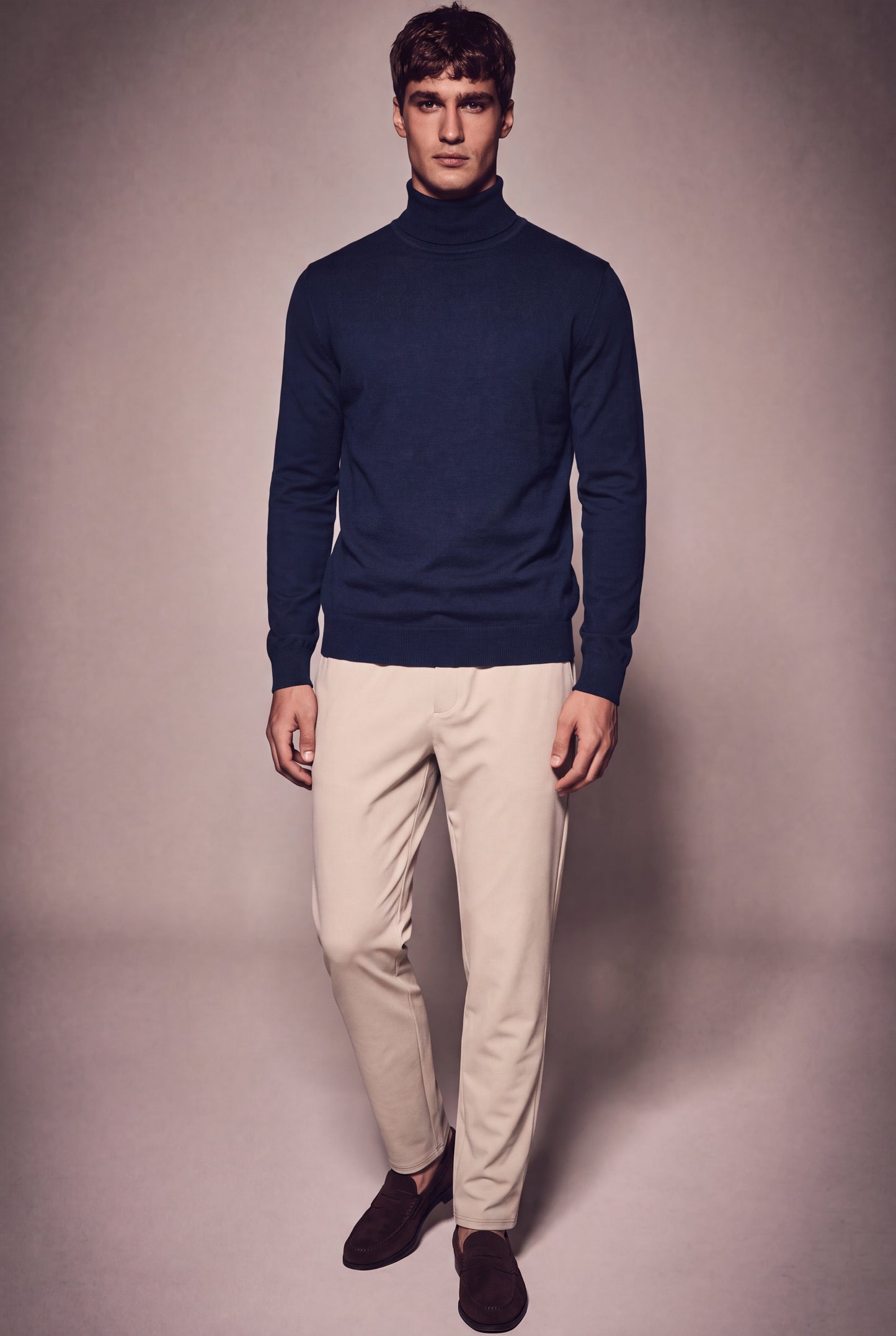 MAESON The Belfort Turtleneck Midnight Blue — model, foto 1