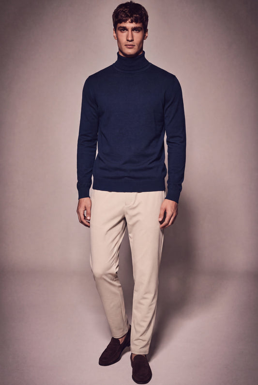 MAESON The Belfort Turtleneck Midnight Blue — model, foto 1