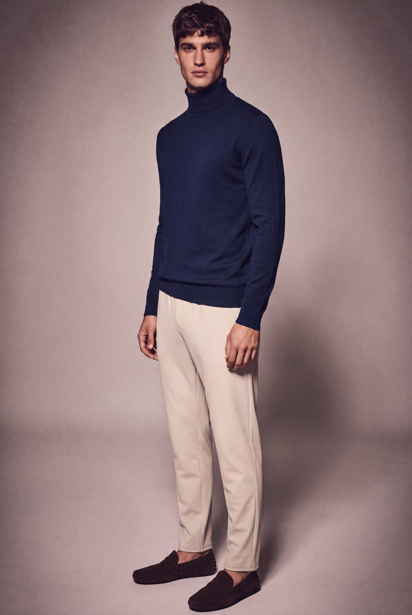 MAESON The Belfort Turtleneck Midnight Blue — model, foto 2
