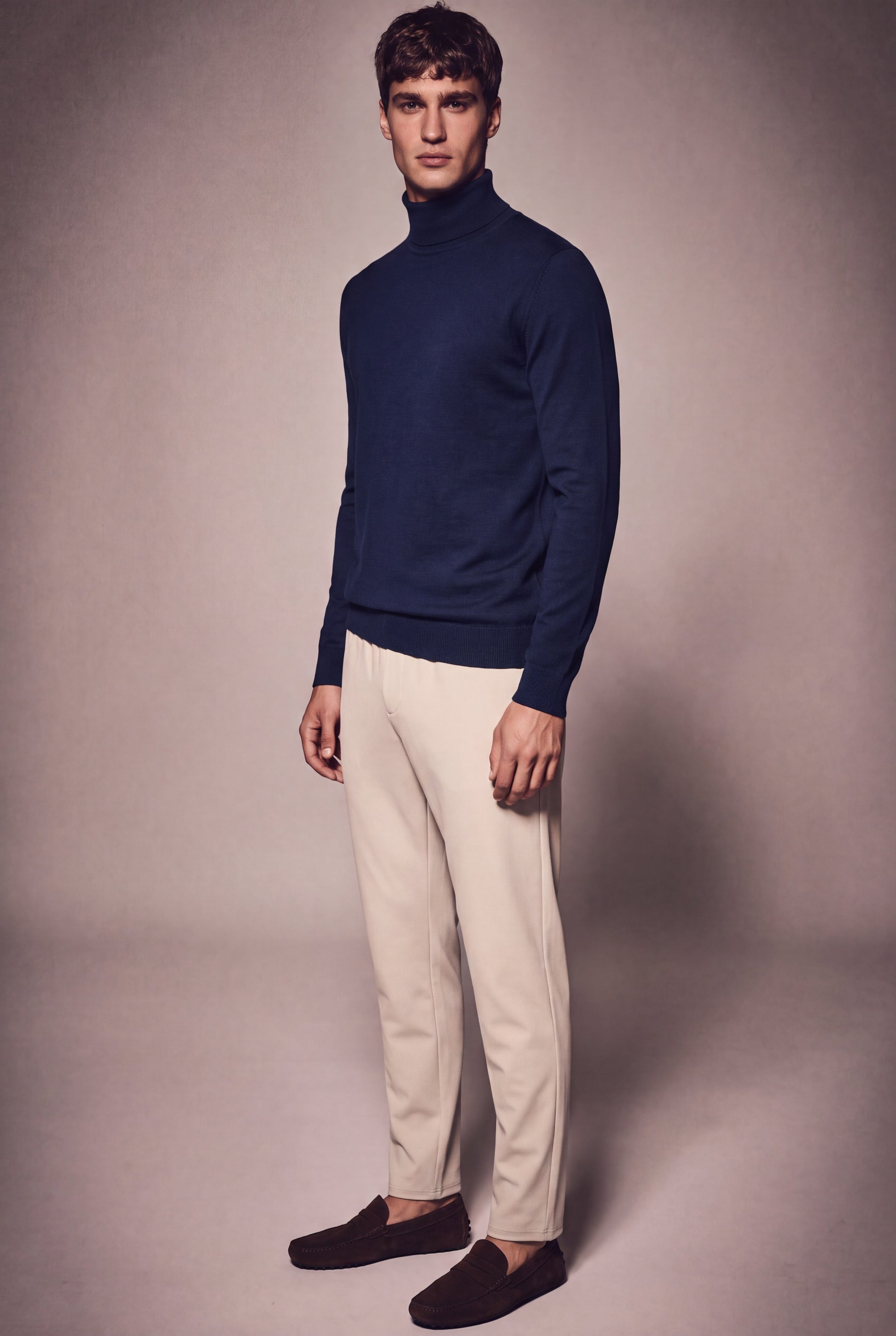 MAESON The Belfort Turtleneck Midnight Blue — model, foto 2