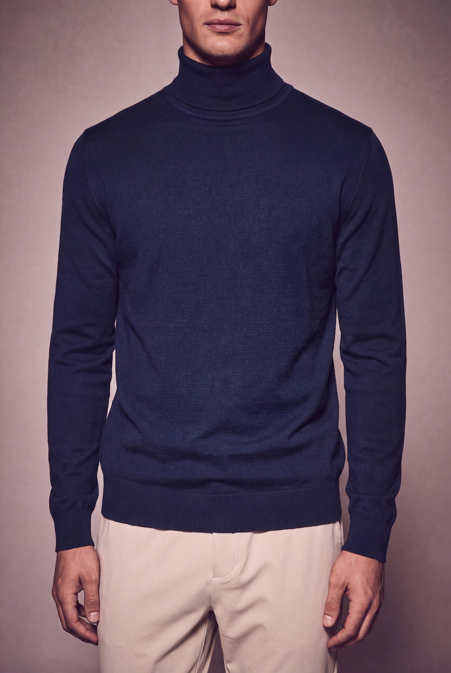 MAESON The Belfort Turtleneck Midnight Blue — model, foto 3