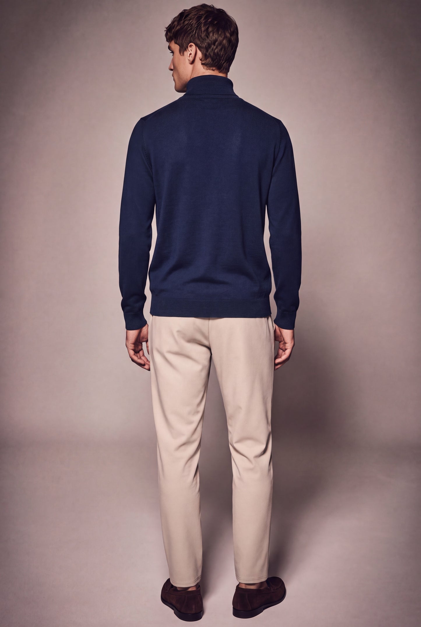 MAESON The Belfort Turtleneck Midnight Blue — model, foto 4