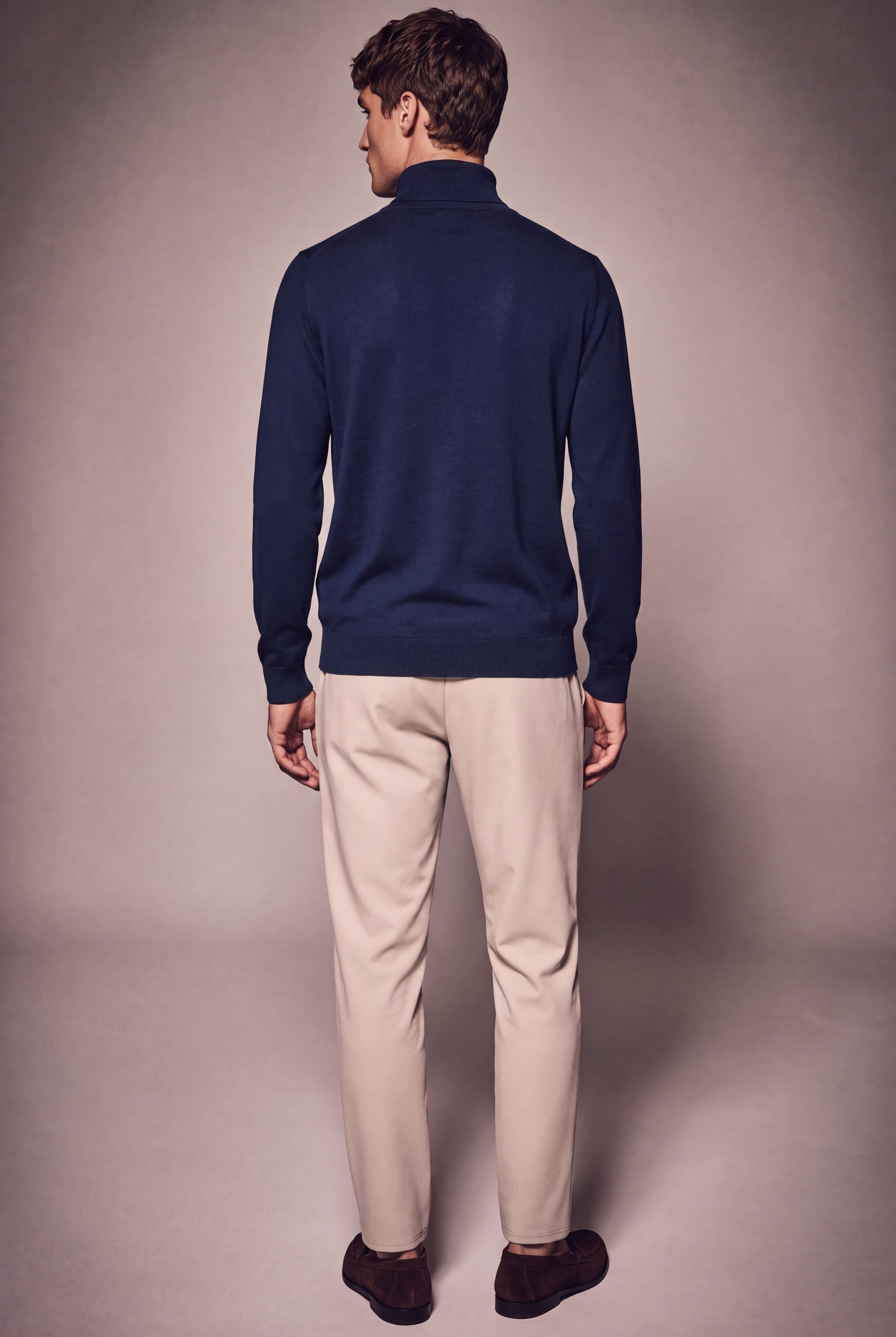 MAESON The Belfort Turtleneck Midnight Blue — model, foto 4