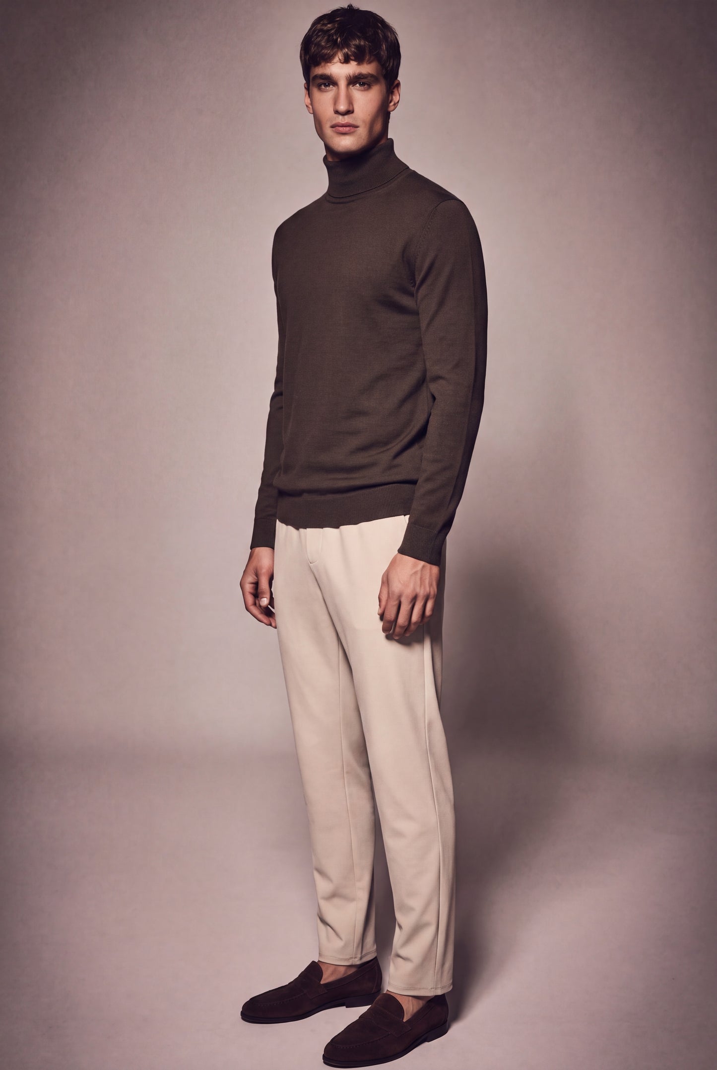 MAESON The Belfort Turtleneck Oak Brown — model, foto 1