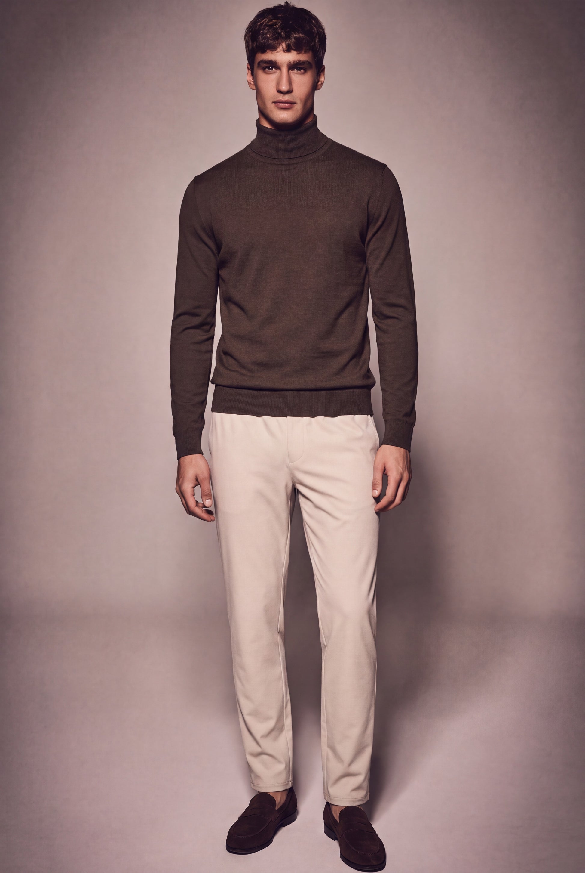 MAESON The Belfort Turtleneck Oak Brown — model, foto 2