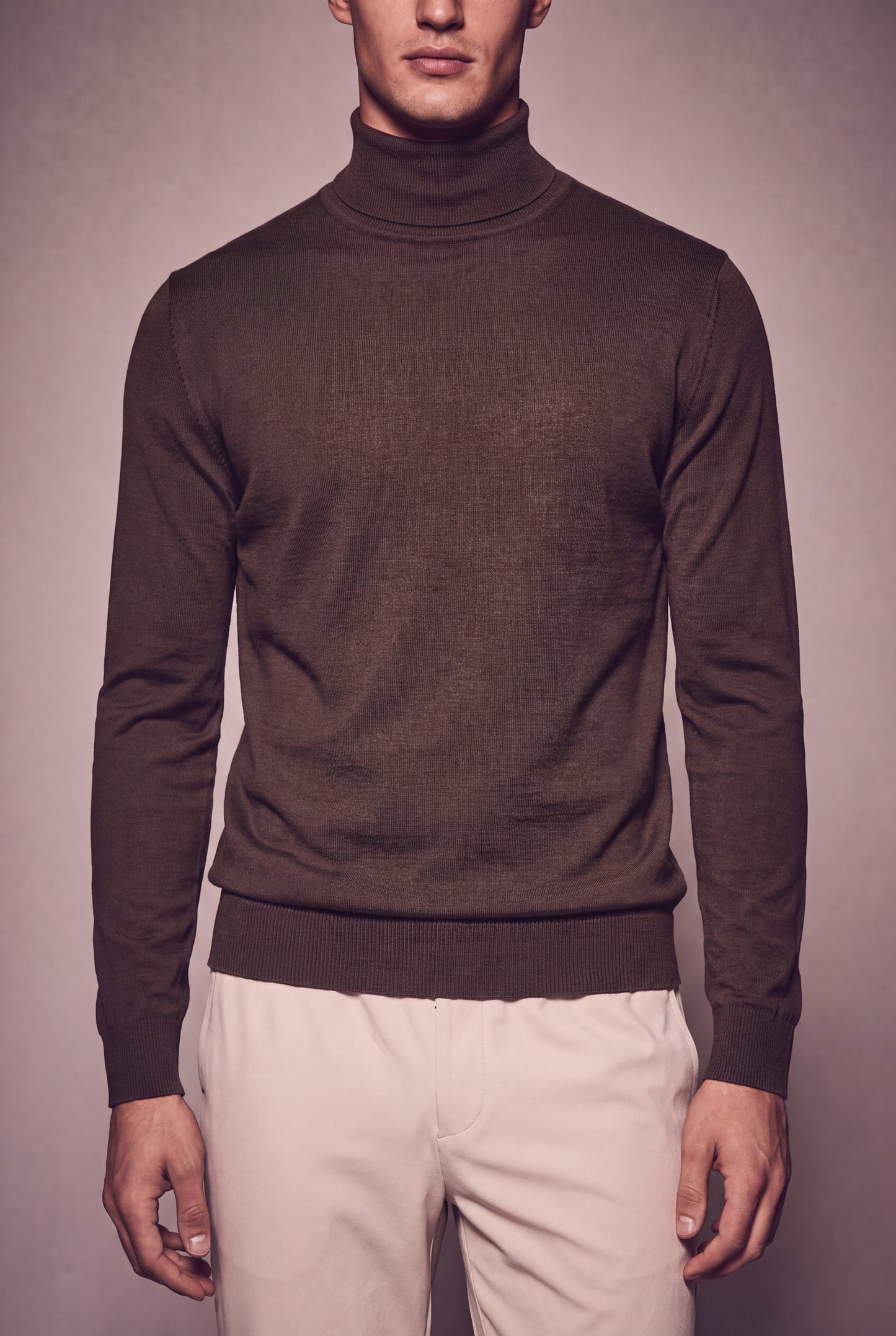 MAESON The Belfort Turtleneck Oak Brown — model, foto 3