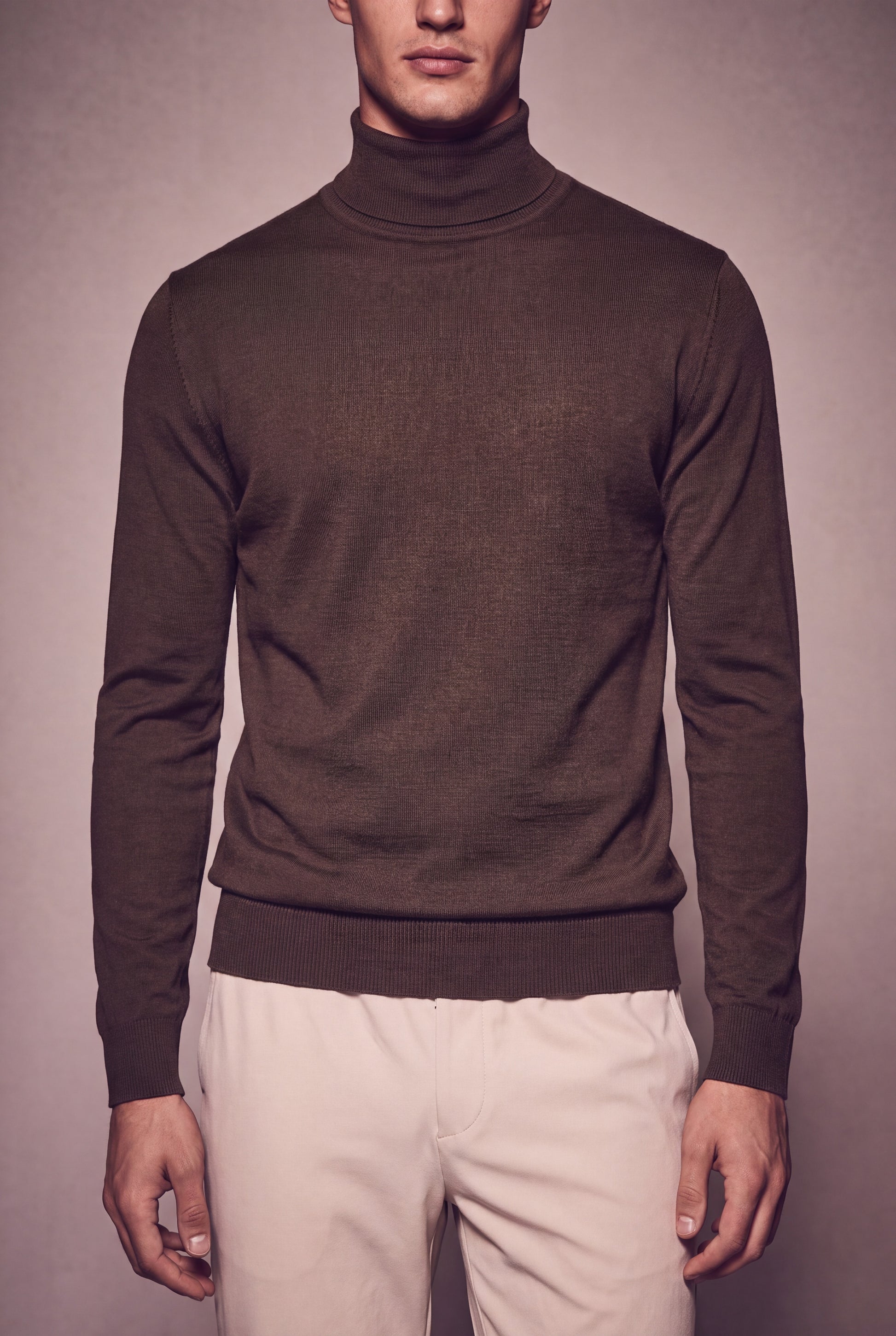 MAESON The Belfort Turtleneck Oak Brown — model, foto 3