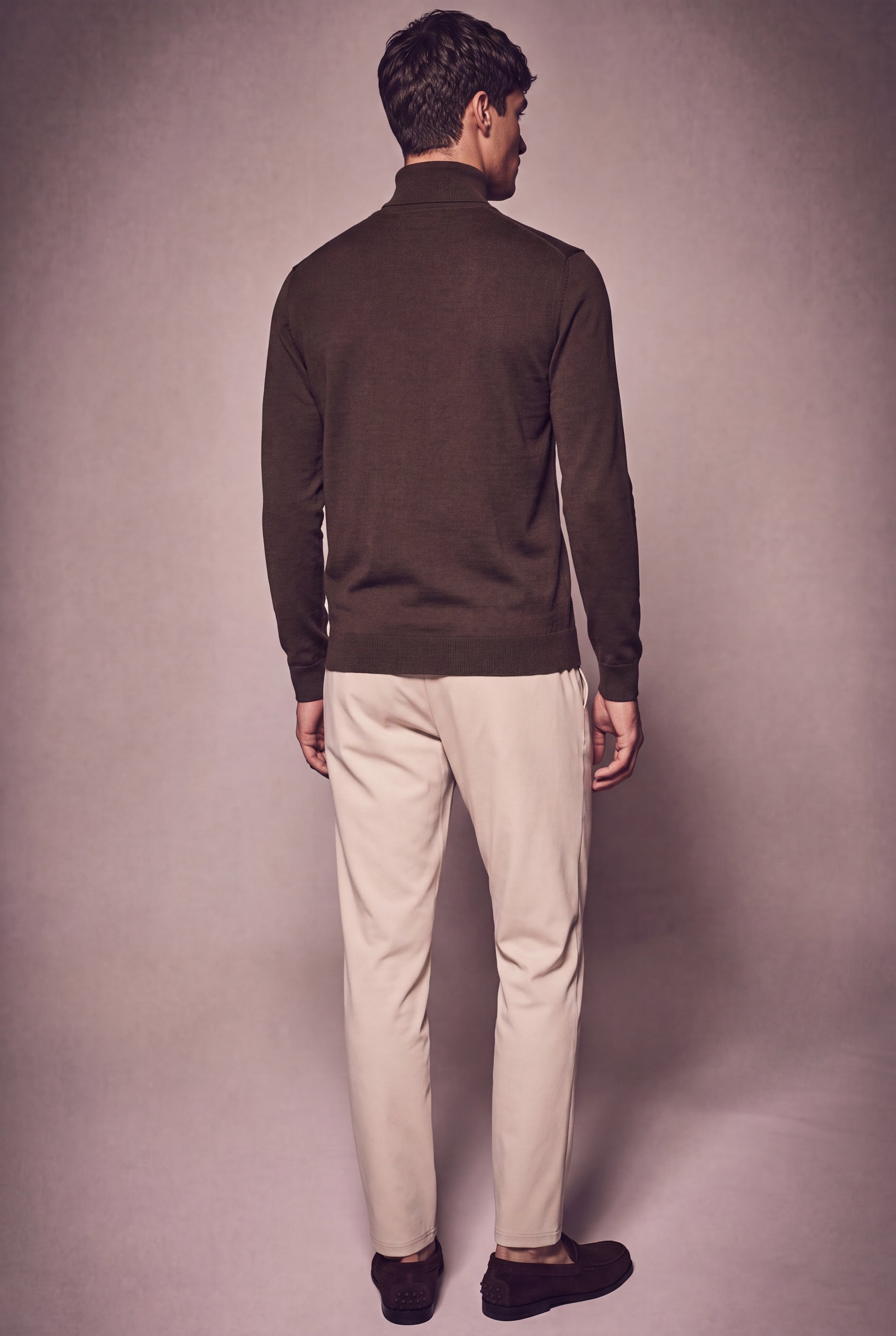 MAESON The Belfort Turtleneck Oak Brown — model, foto 4