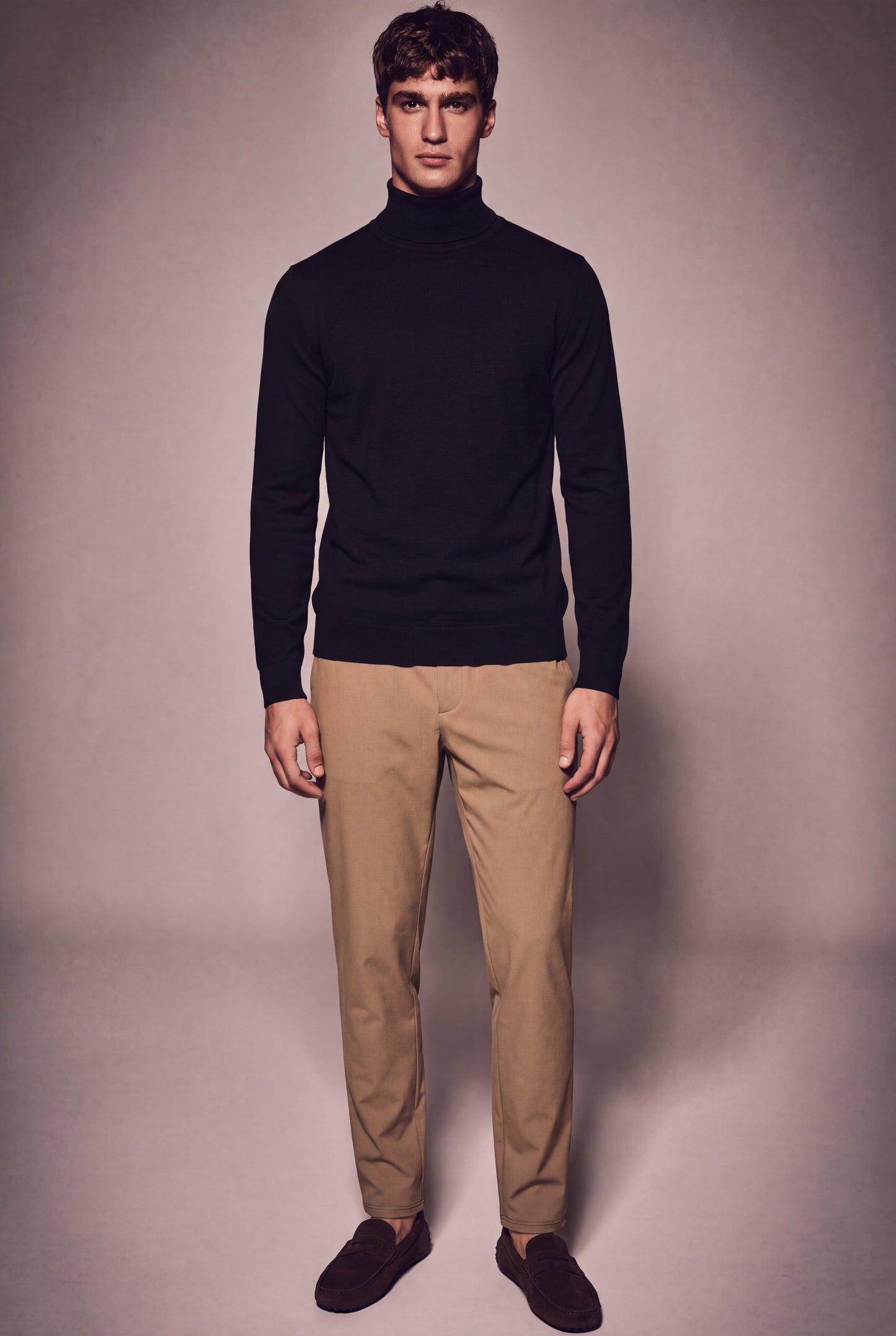 MAESON The Belfort Turtleneck Onyx Black — model, foto 1