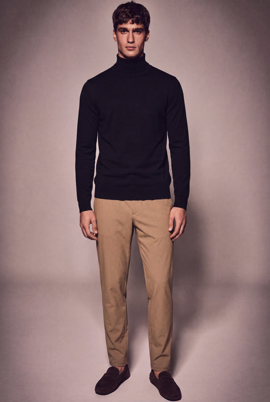 MAESON The Belfort Turtleneck Onyx Black — model, foto 1