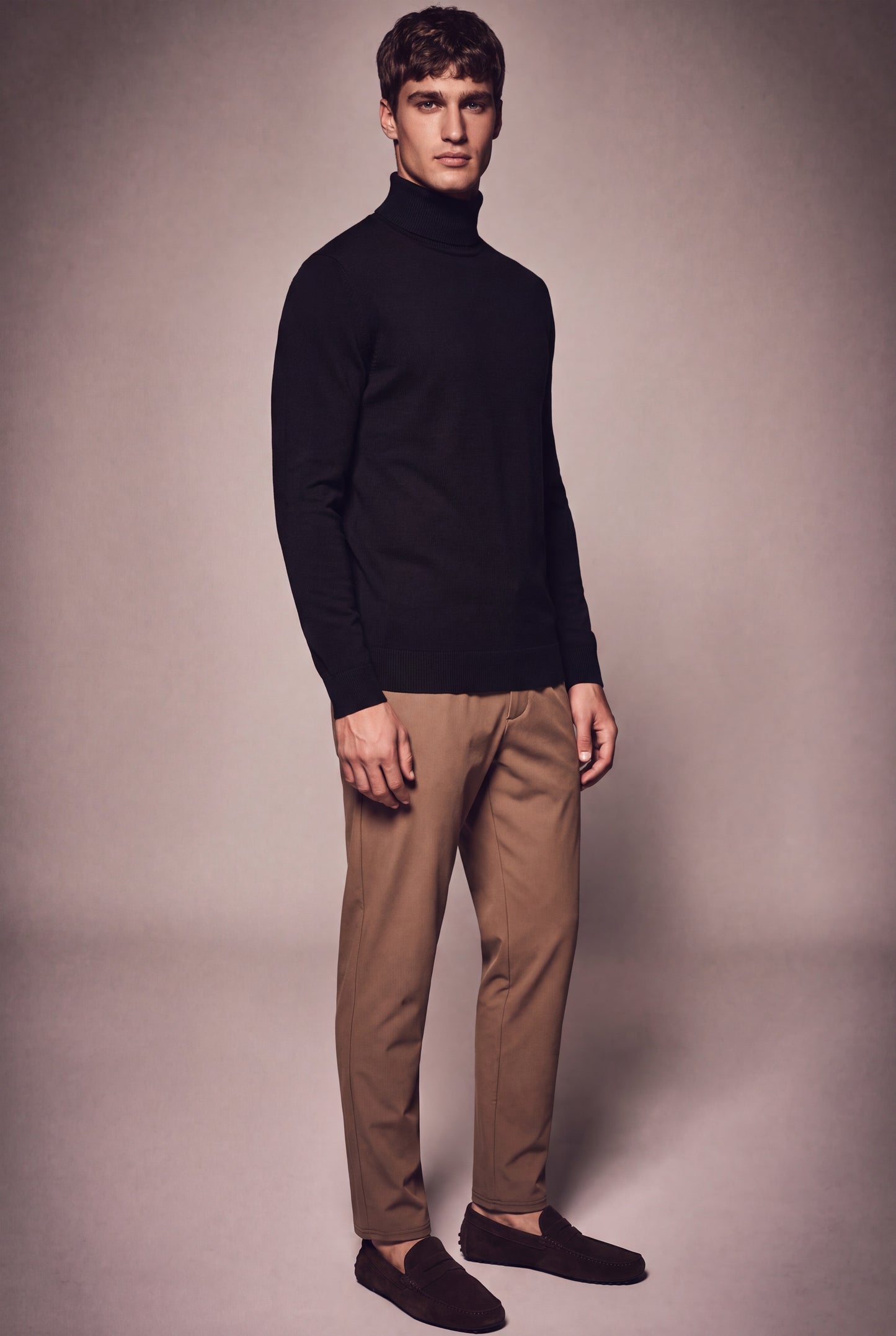 MAESON The Belfort Turtleneck Onyx Black — model, foto 2