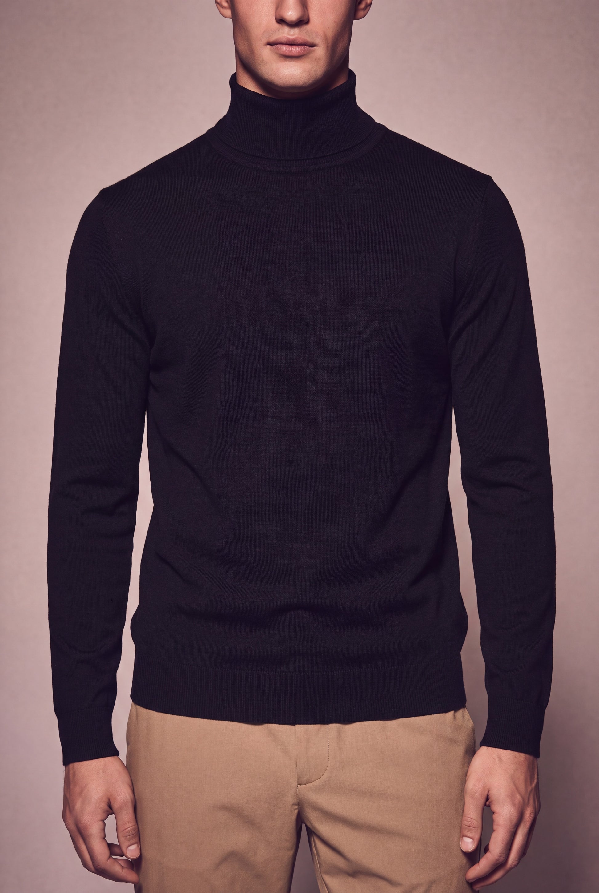 MAESON The Belfort Turtleneck Onyx Black — model, foto 3