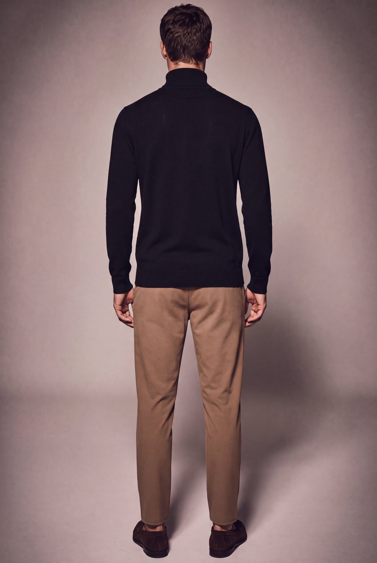 MAESON The Belfort Turtleneck Onyx Black — model, foto 4