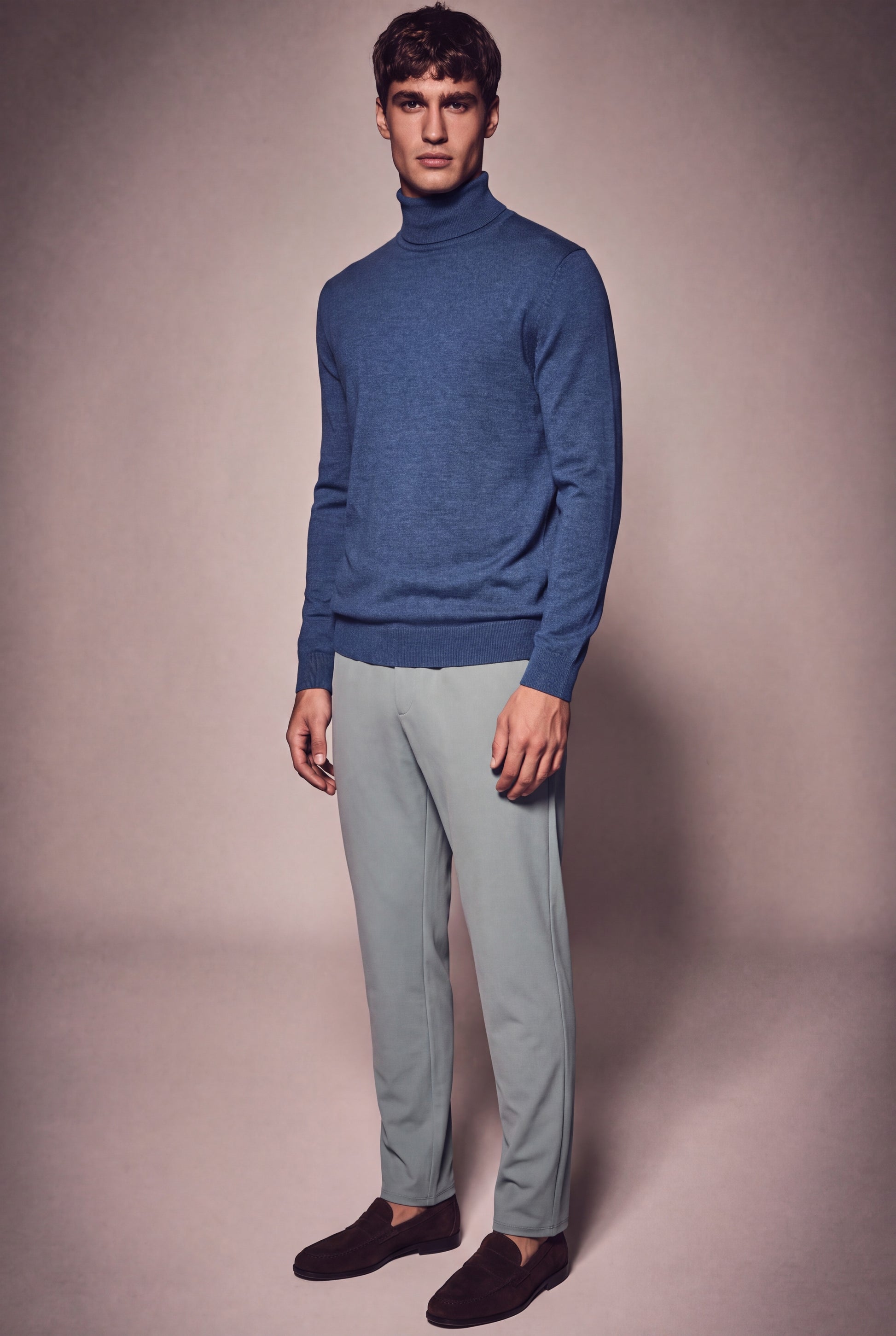 MAESON The Belfort Turtleneck Pure Indigo — model, foto 1