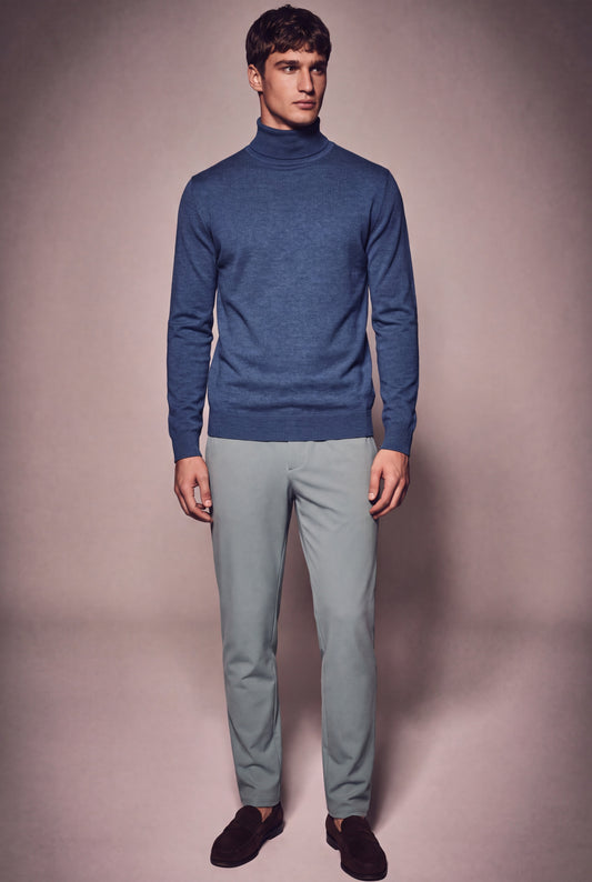 MAESON The Belfort Turtleneck Pure Indigo — model, foto 2