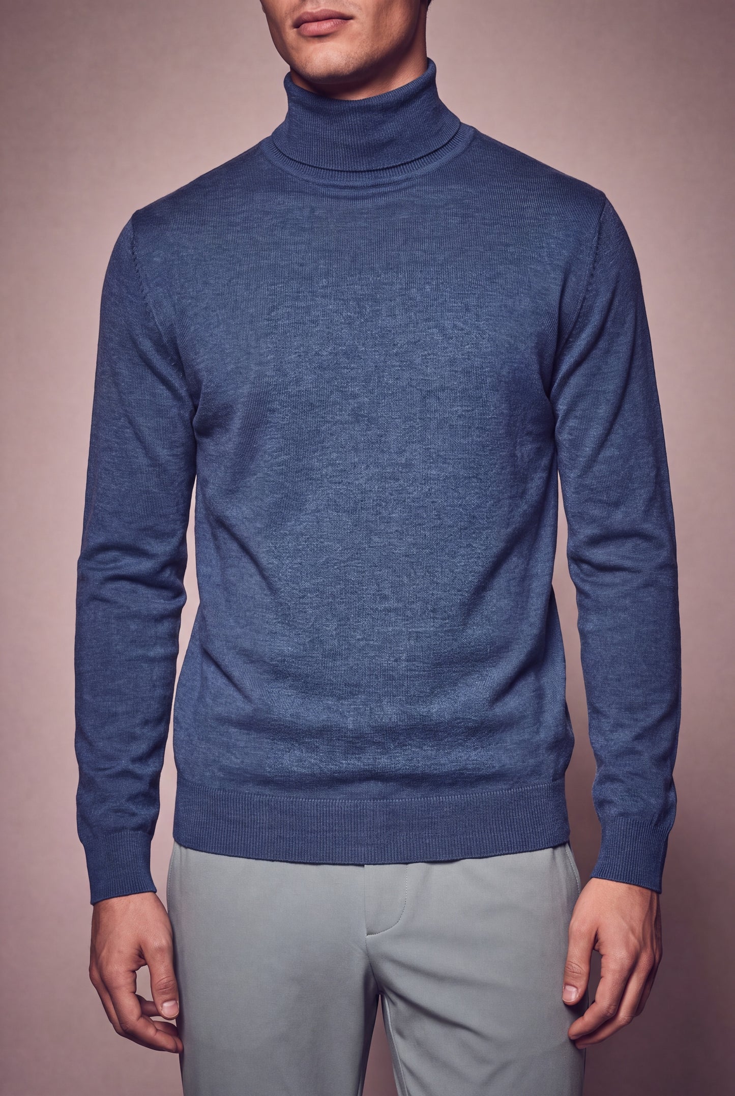 MAESON The Belfort Turtleneck Pure Indigo — model, foto 3