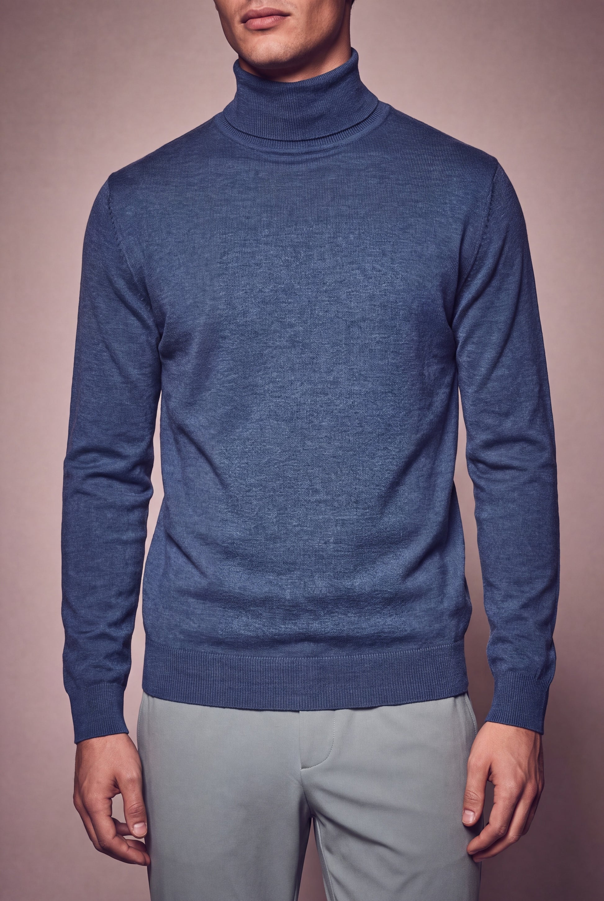 MAESON The Belfort Turtleneck Pure Indigo — model, foto 3