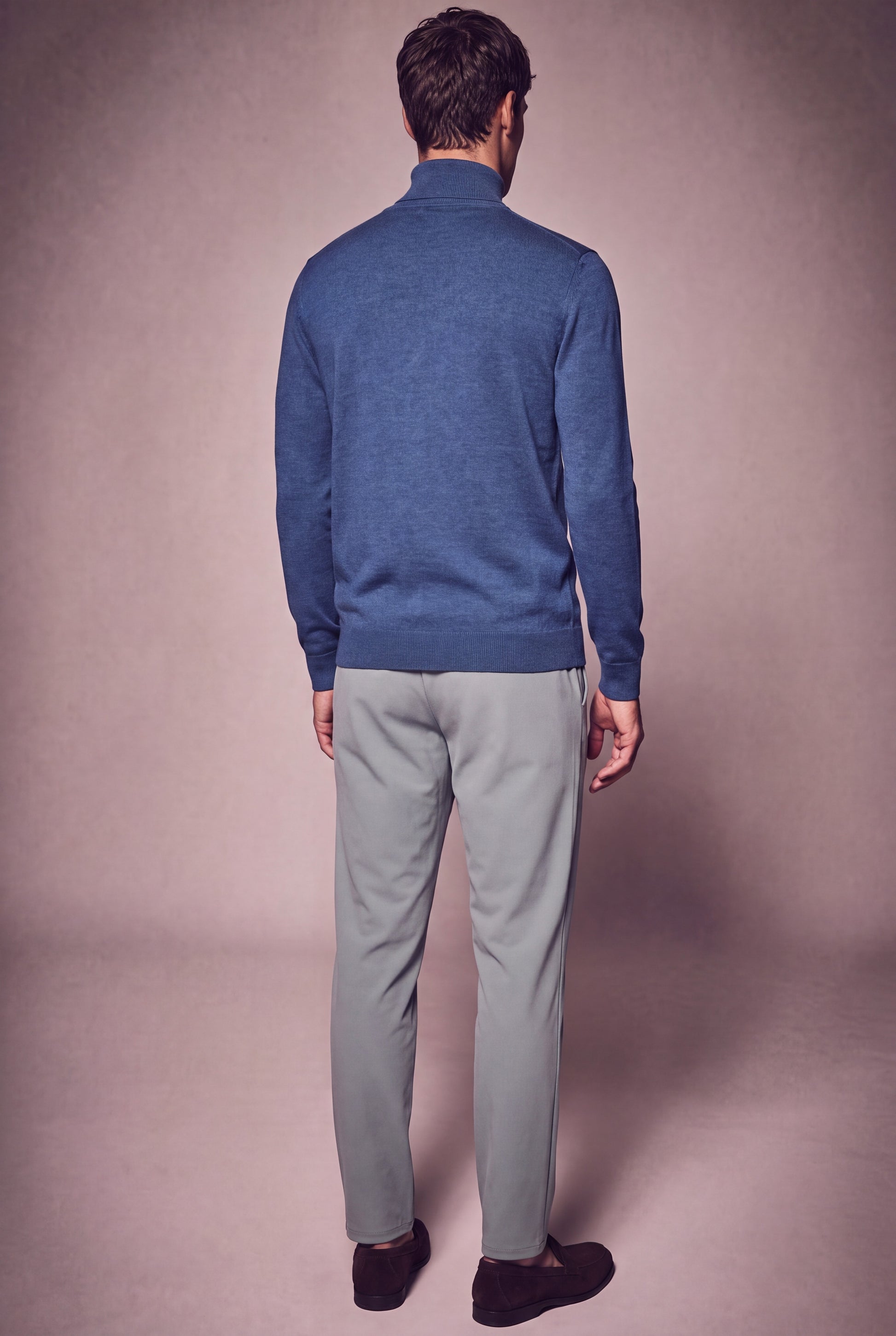 MAESON The Belfort Turtleneck Pure Indigo — model, foto 4