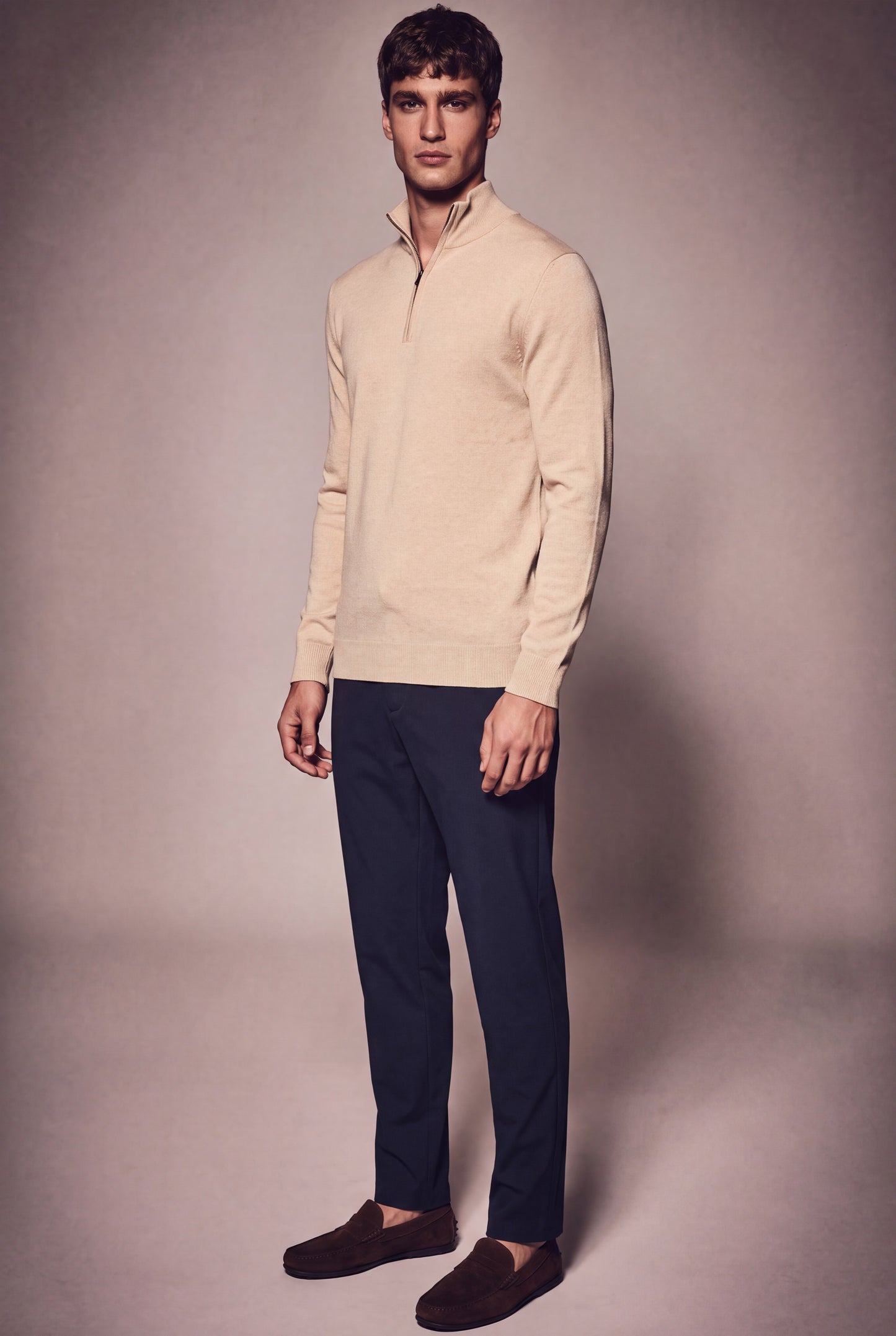 MAESON The Belfort Half-Zip Desert Sand — model, foto 2