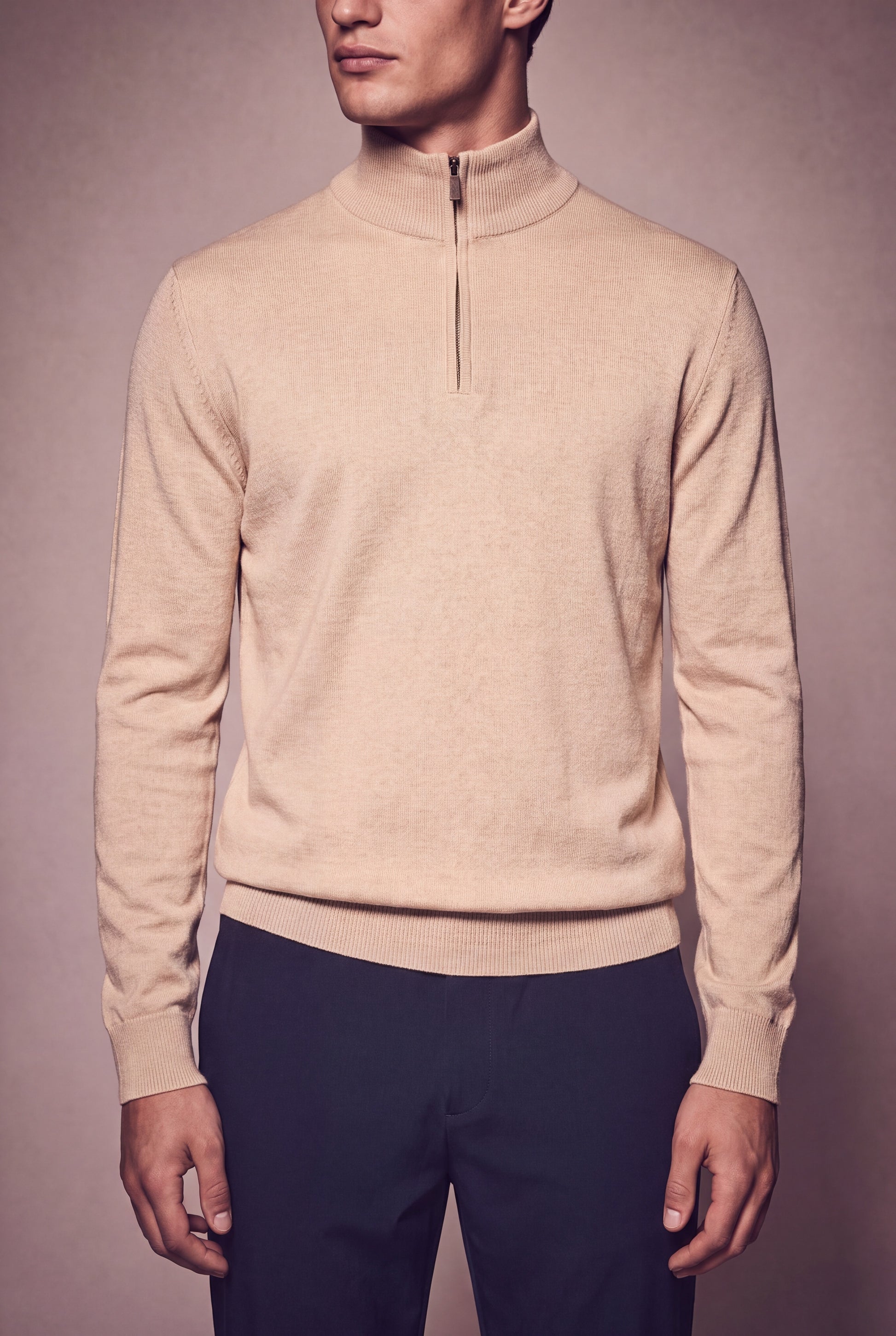 MAESON The Belfort Half-Zip Desert Sand — model, foto 3