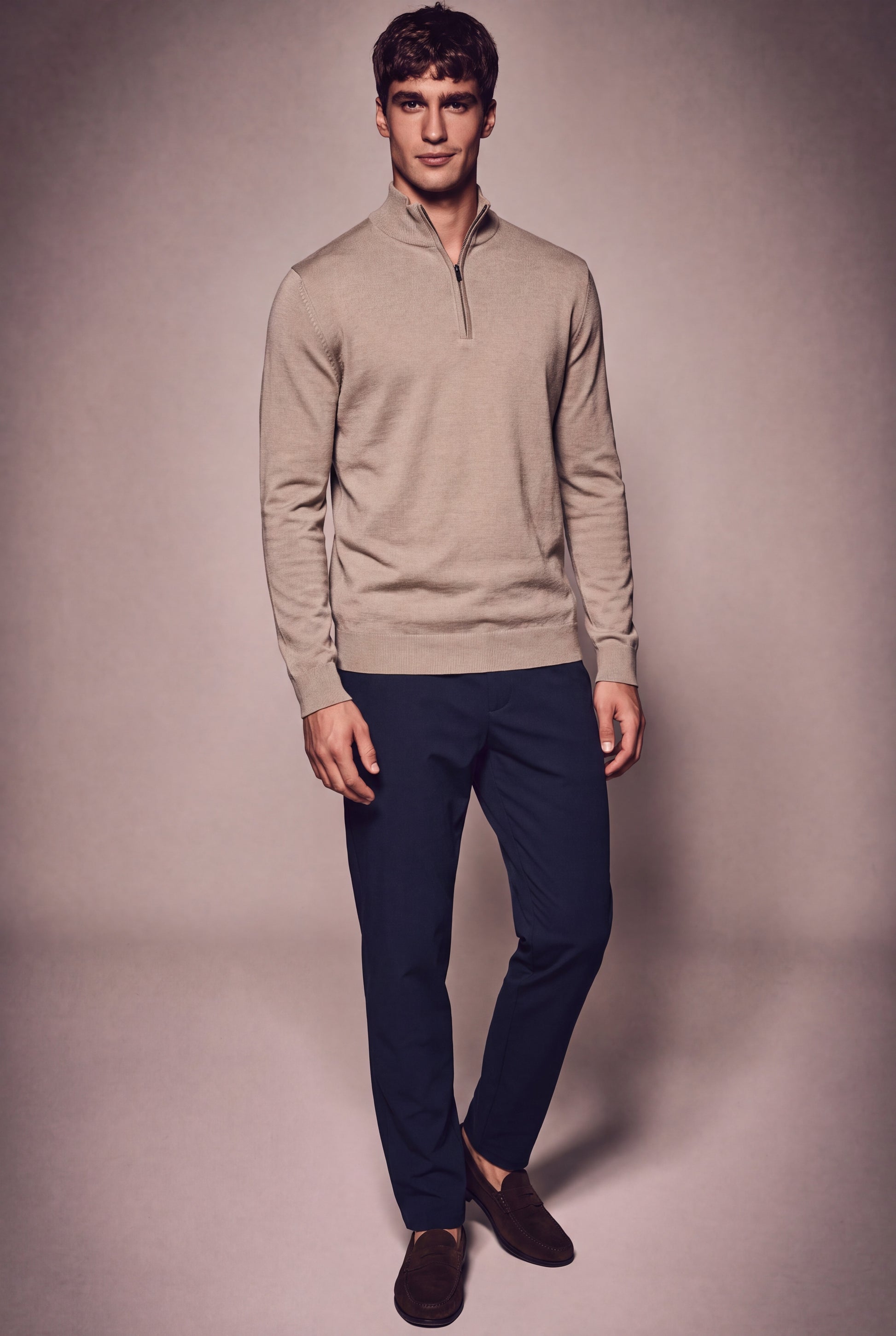 MAESON The Belfort Half-Zip Dune Taupe — model, foto 1