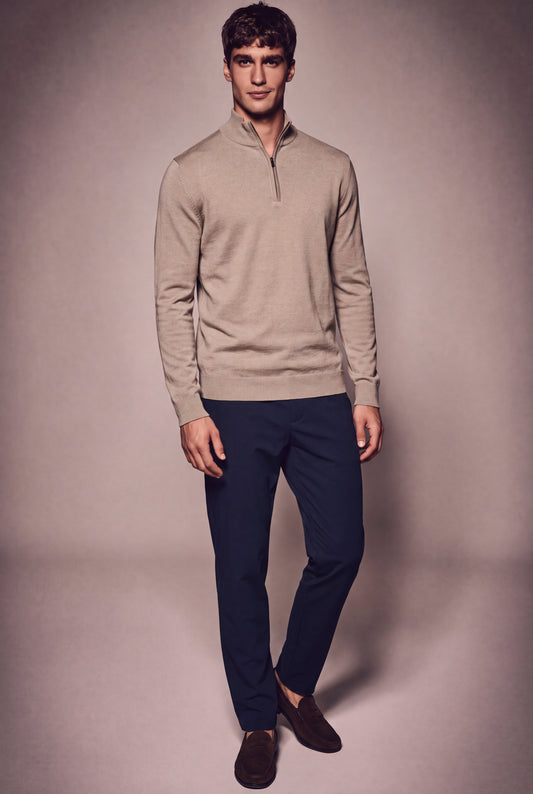 MAESON The Belfort Half-Zip Dune Taupe — model, foto 1